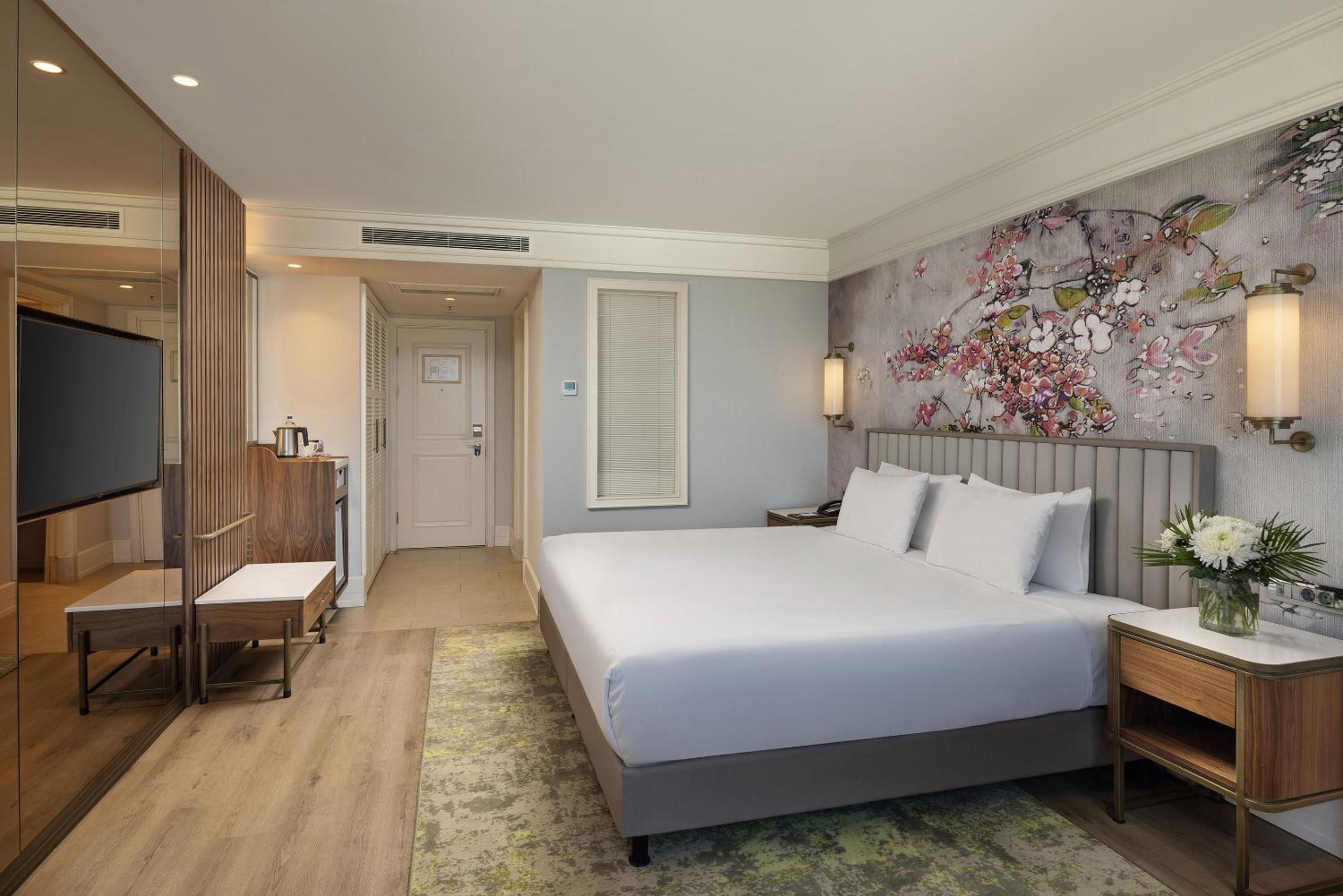 Deluxe Double or Twin Room with City View