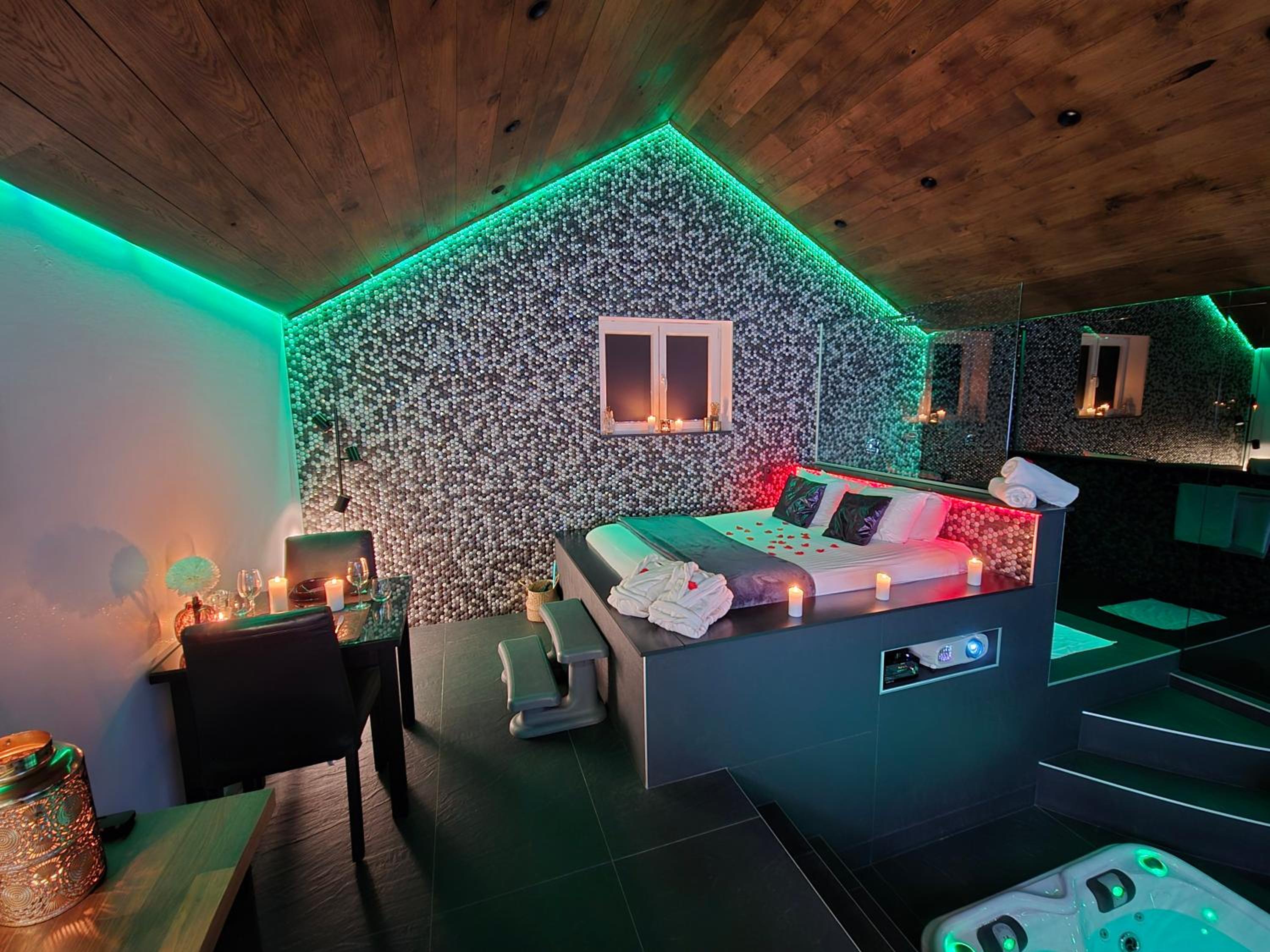 Suite with Hot Tub photo 1