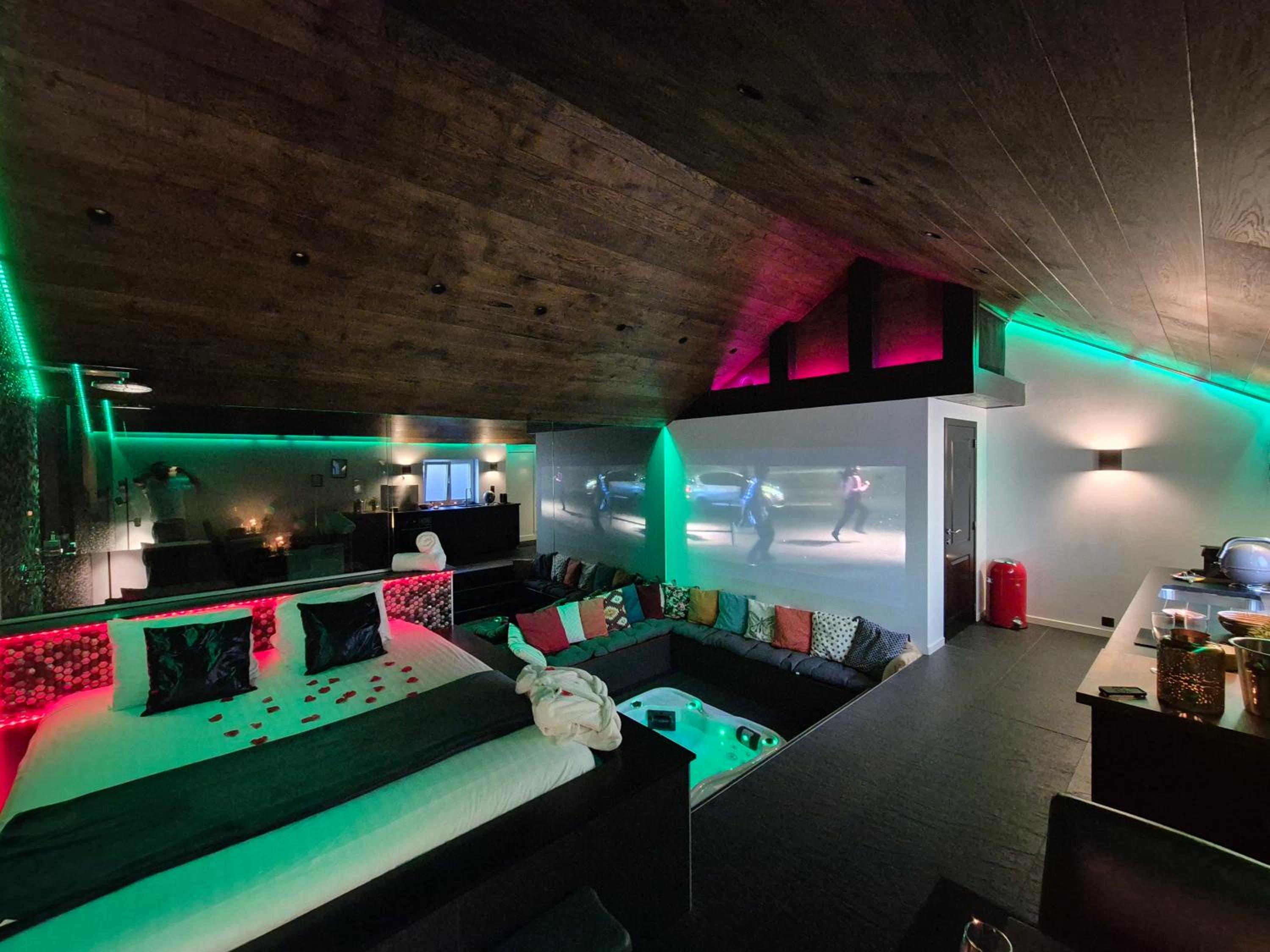 Suite with Hot Tub photo 2