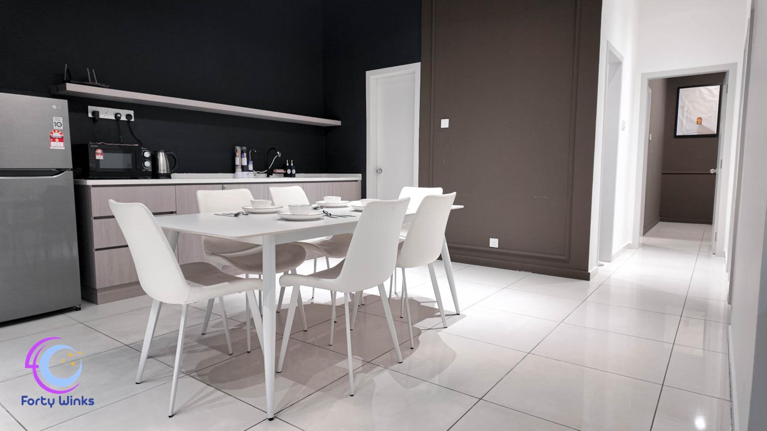 Three-Bedroom Apartment with Balcony - Photo 5