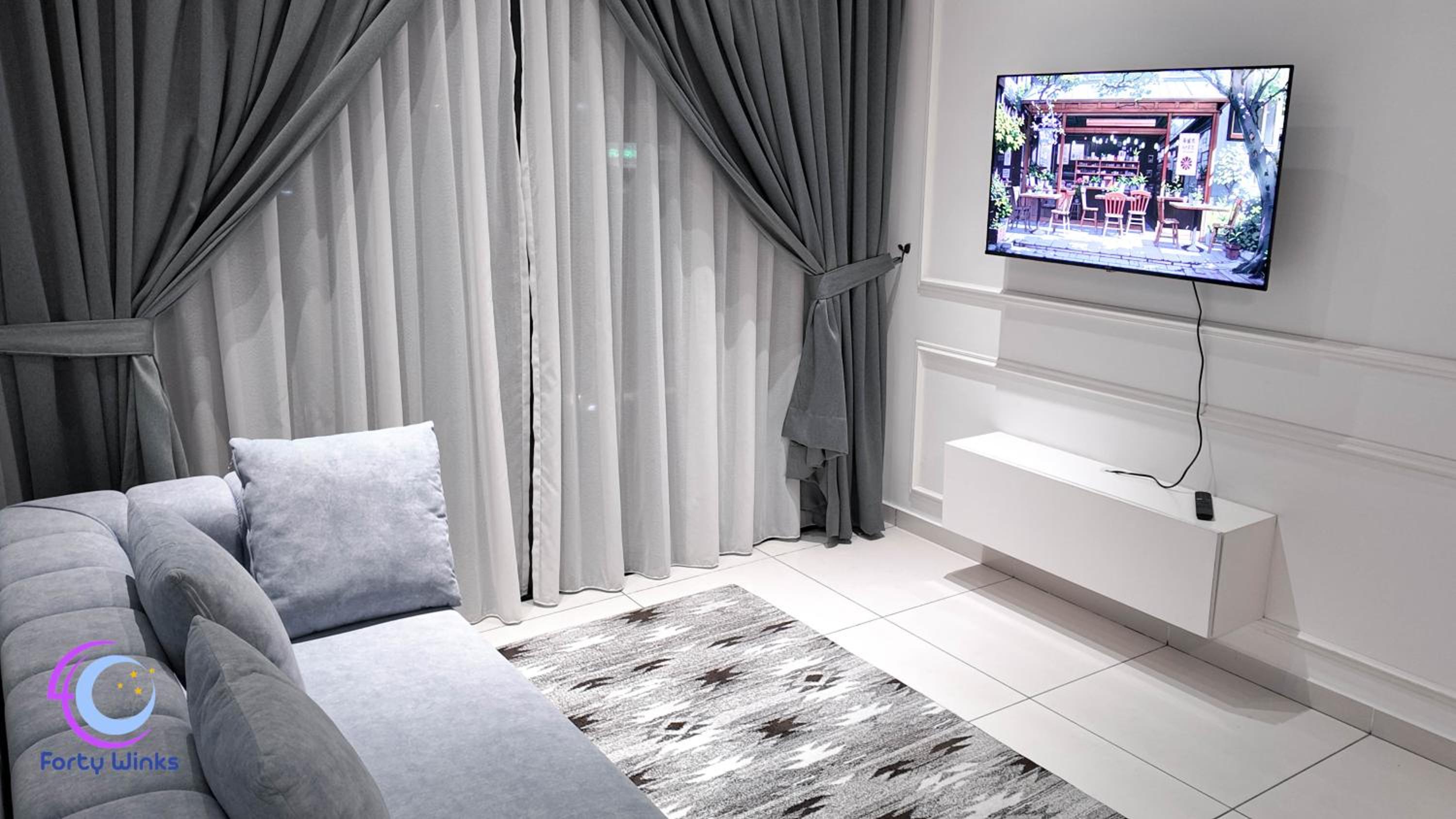 Three-Bedroom Apartment with Balcony - Photo 7