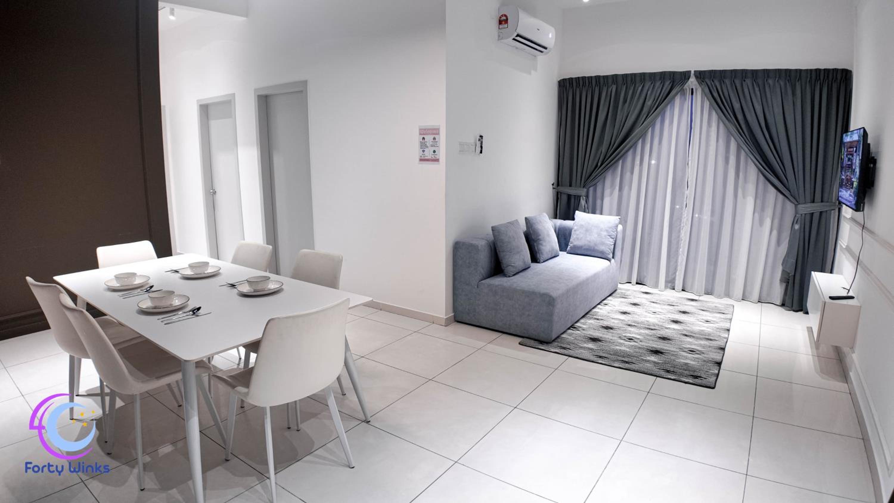 Three-Bedroom Apartment with Balcony - Photo 8