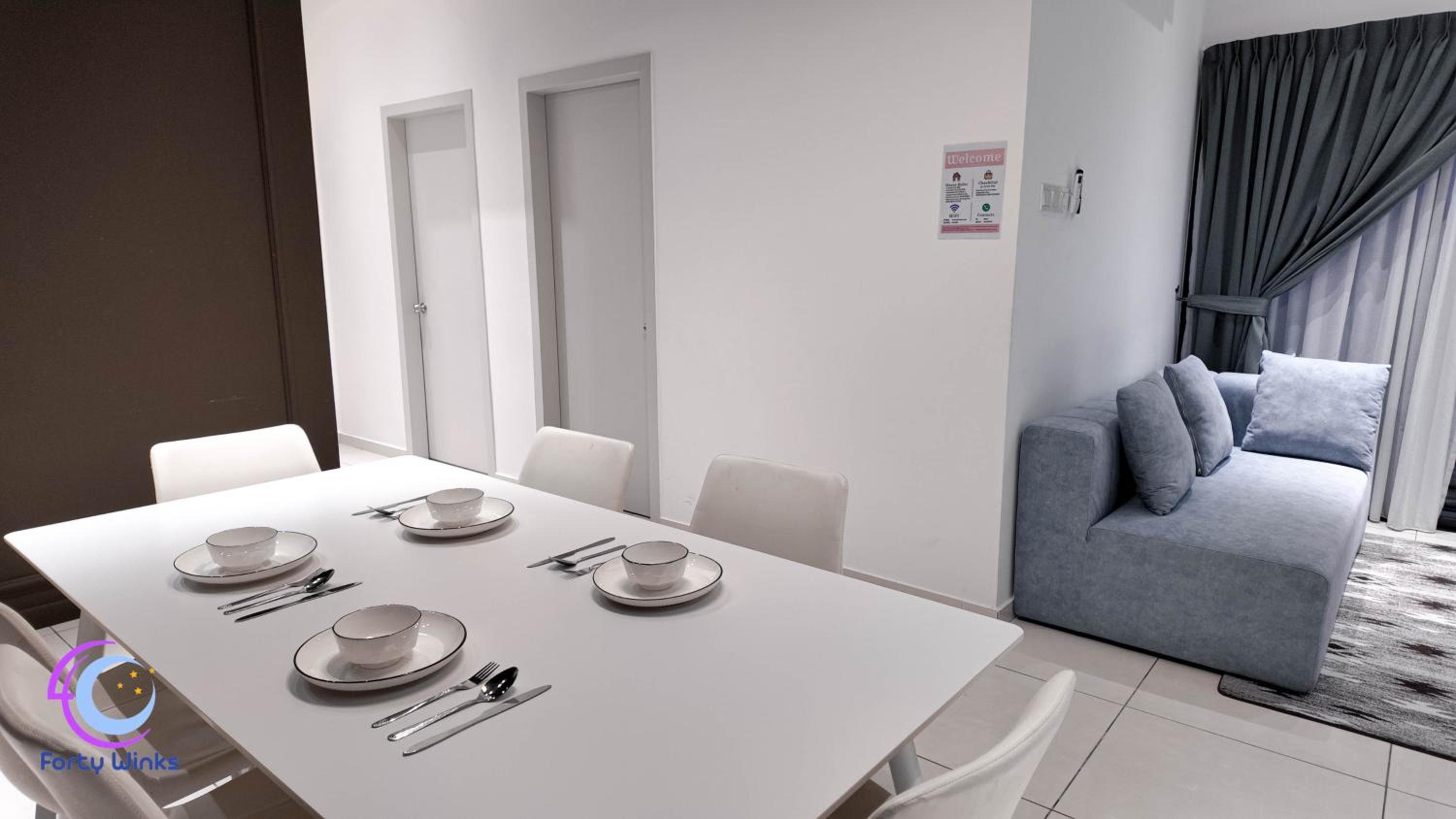 Three-Bedroom Apartment with Balcony - Photo 9