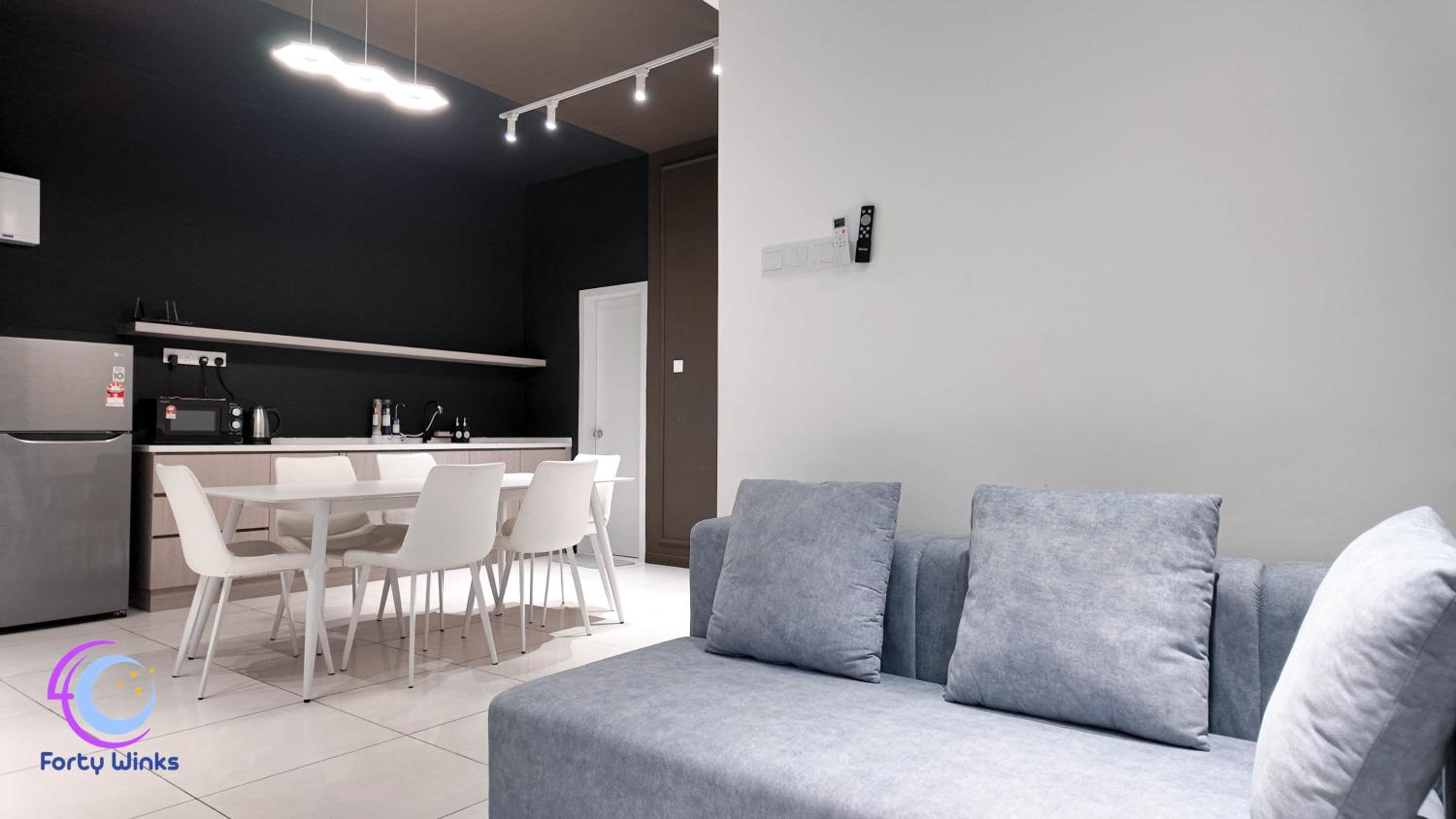 Three-Bedroom Apartment with Balcony - Photo 10