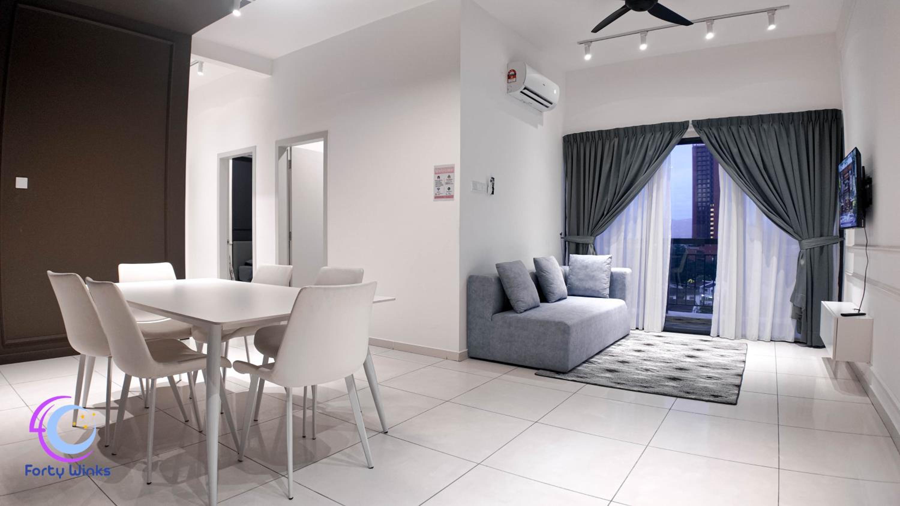 Three-Bedroom Apartment with Balcony - Photo 12