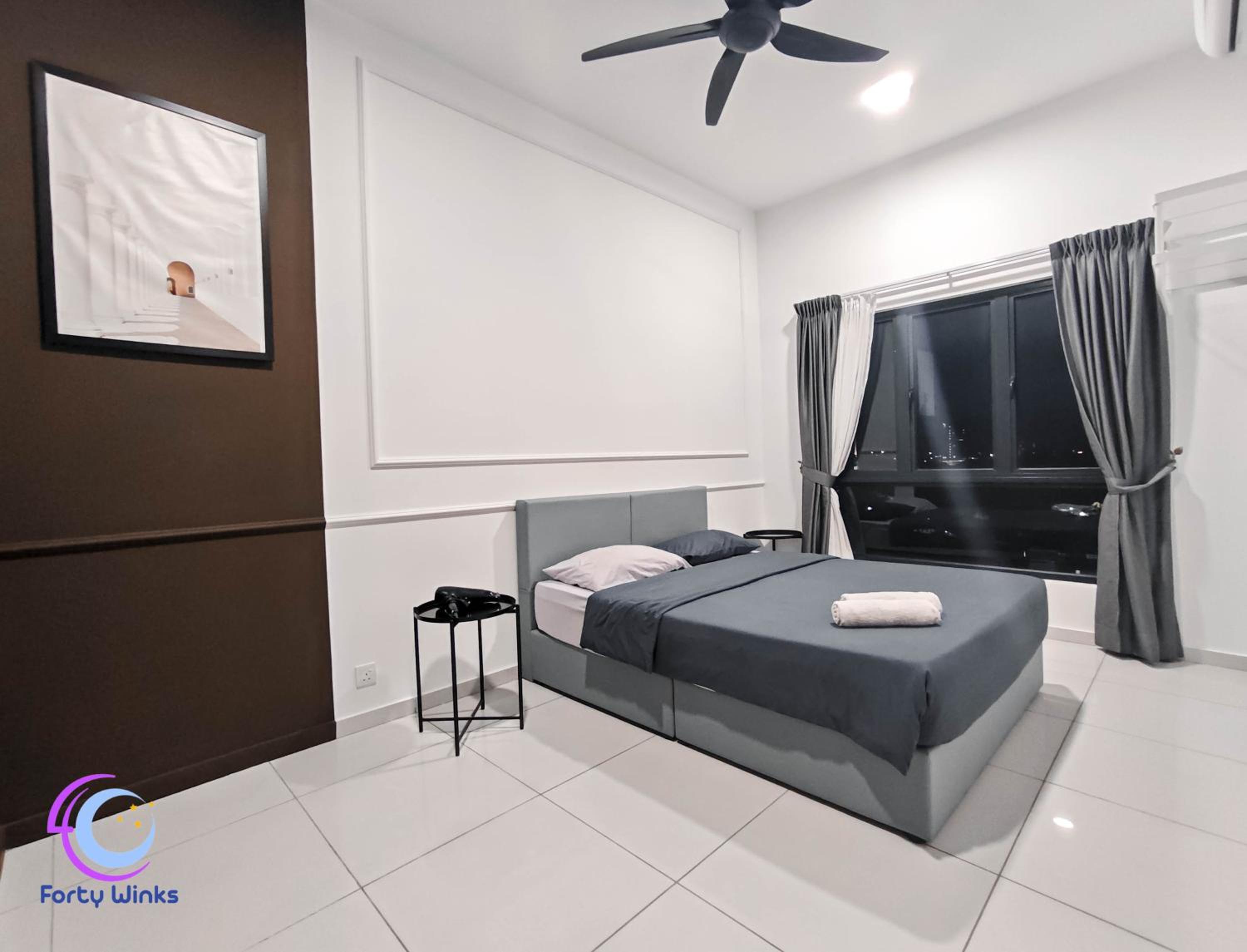 Three-Bedroom Apartment with Balcony - Photo 17