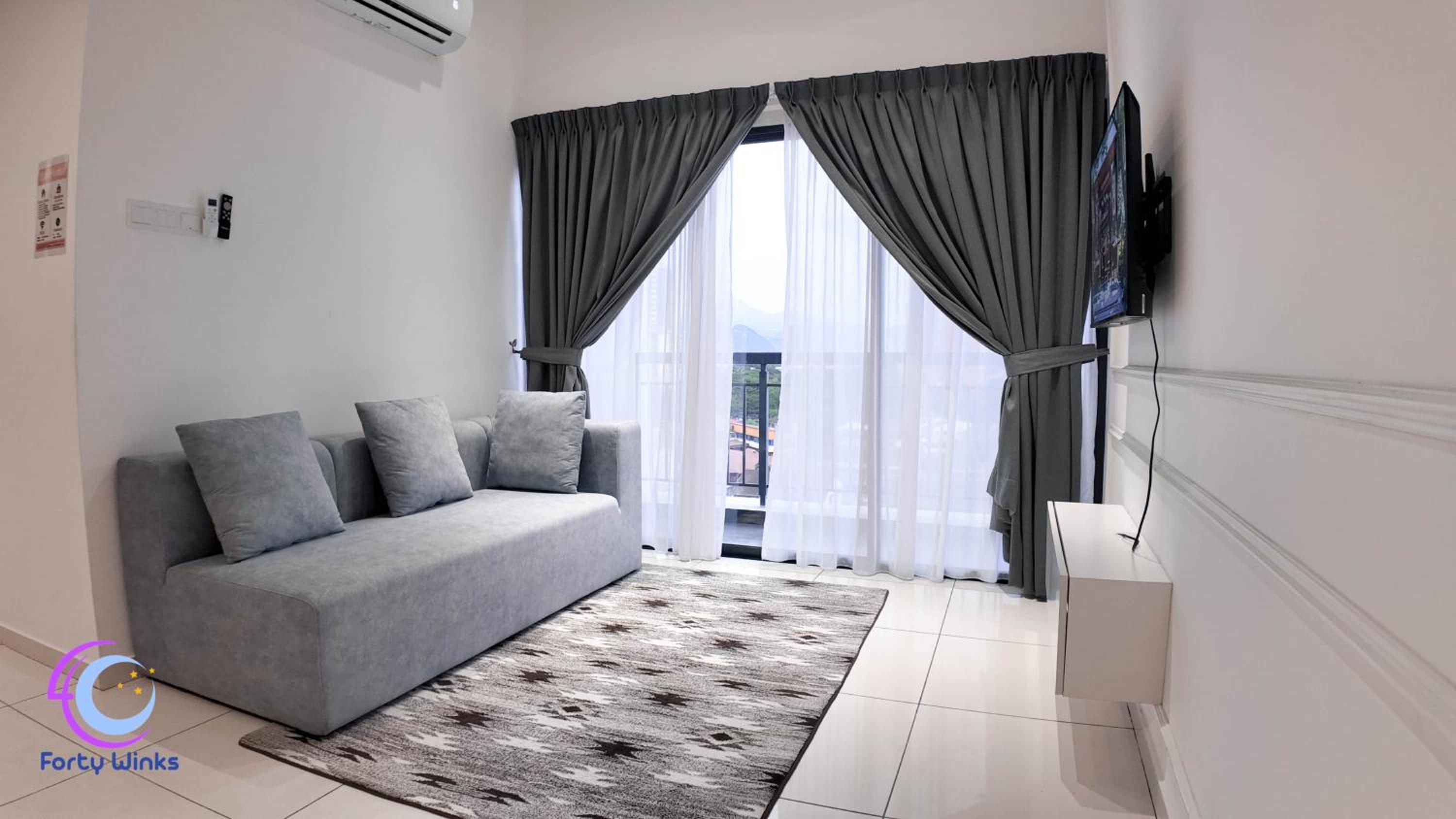 Three-Bedroom Apartment with Balcony - Photo 19