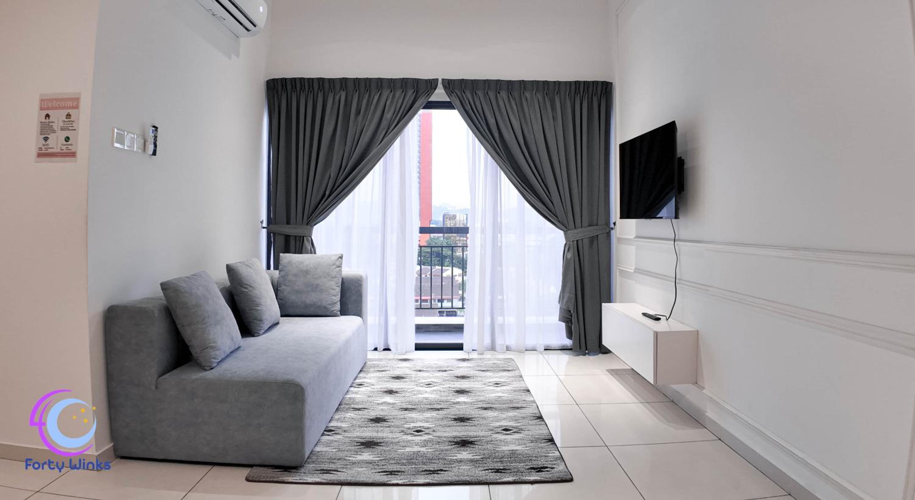 Three-Bedroom Apartment with Balcony - Photo 20