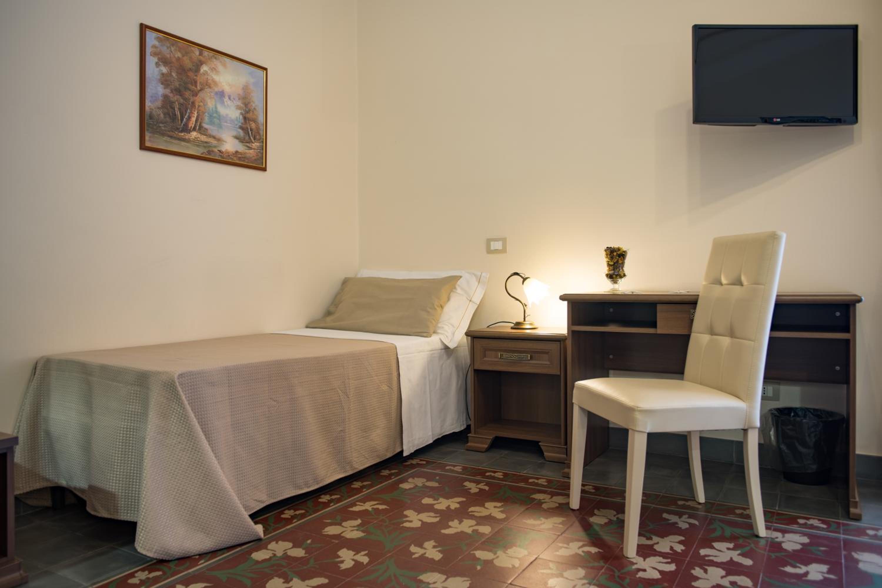 Triple Room with Balcony - Photo 2