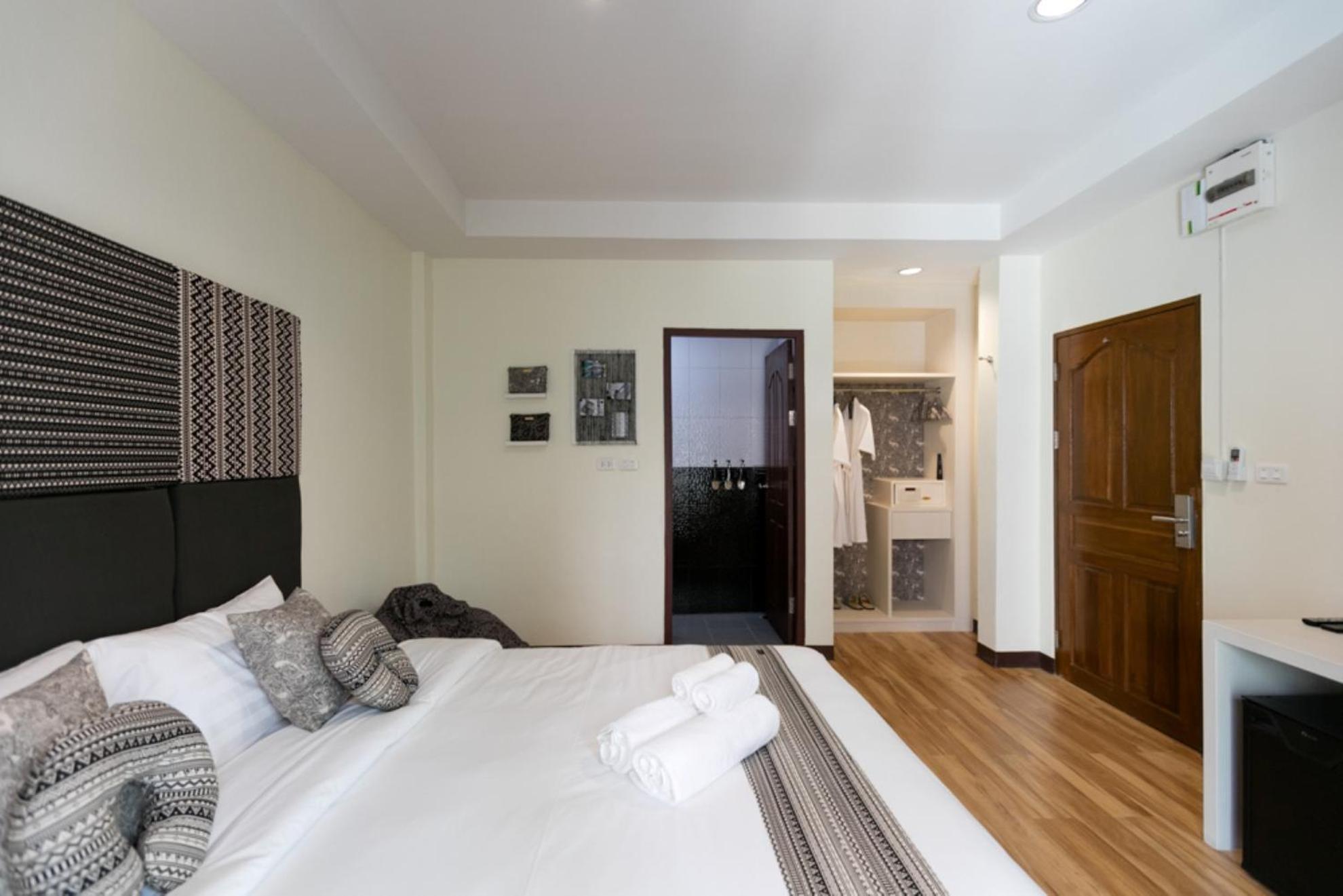 Deluxe King Room photo 2