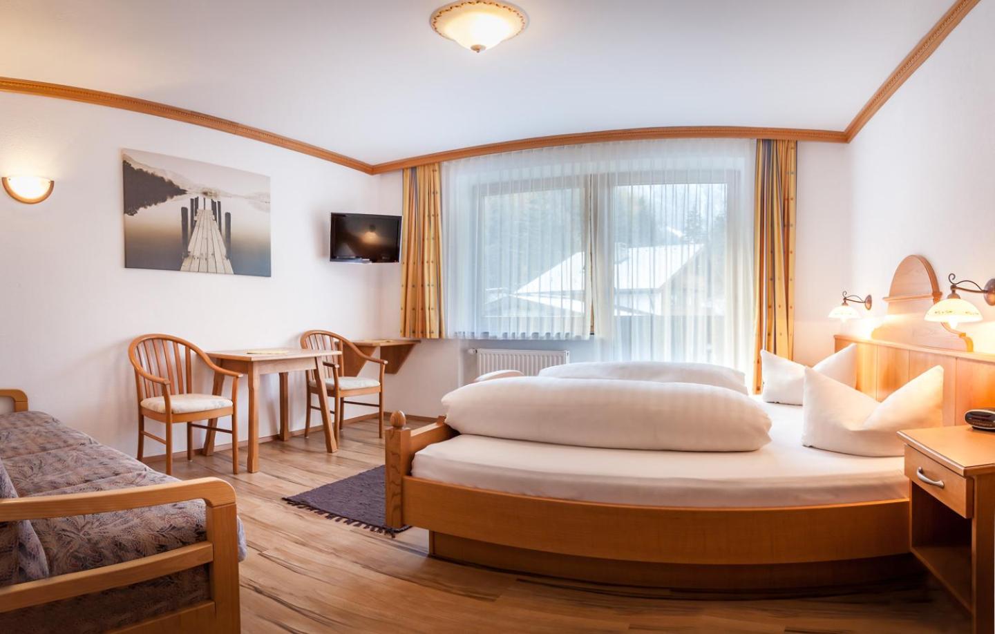 One-Bedroom Apartment with Balcony and Mountain View   photo 2