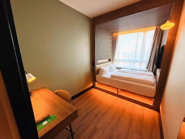 Standard Room - 1 Queen Bed