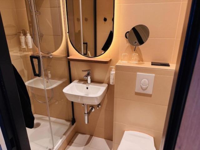 Standard Room - 1 Queen Bed