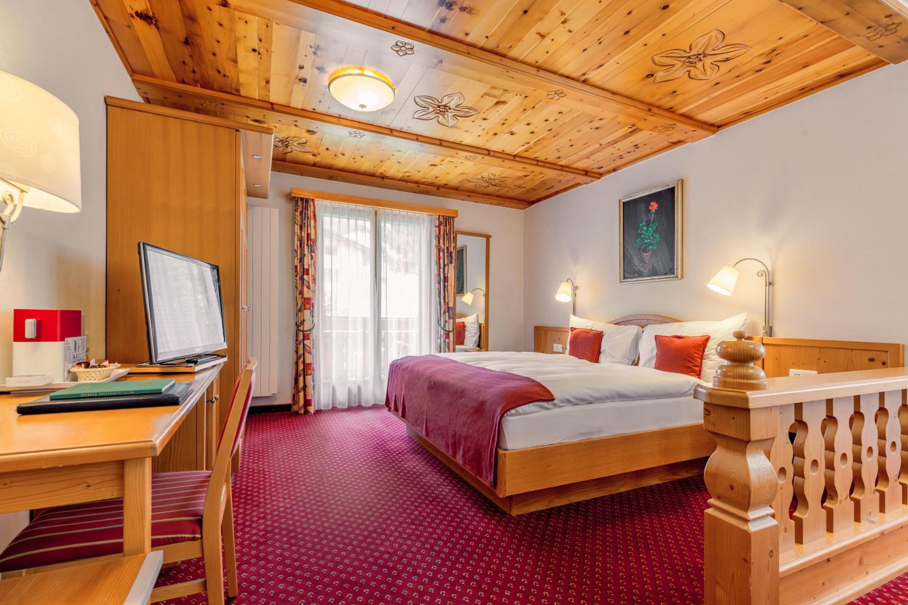 Deluxe Double Room with Balcony with Matterhorn view