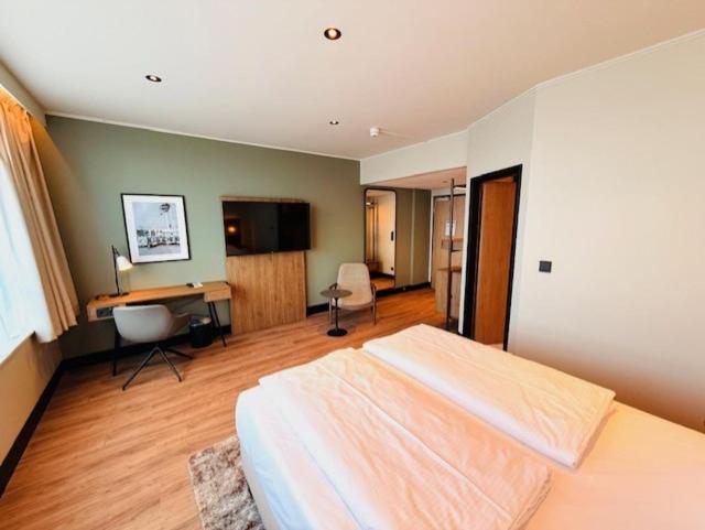 Superior Room - 1 King Bed