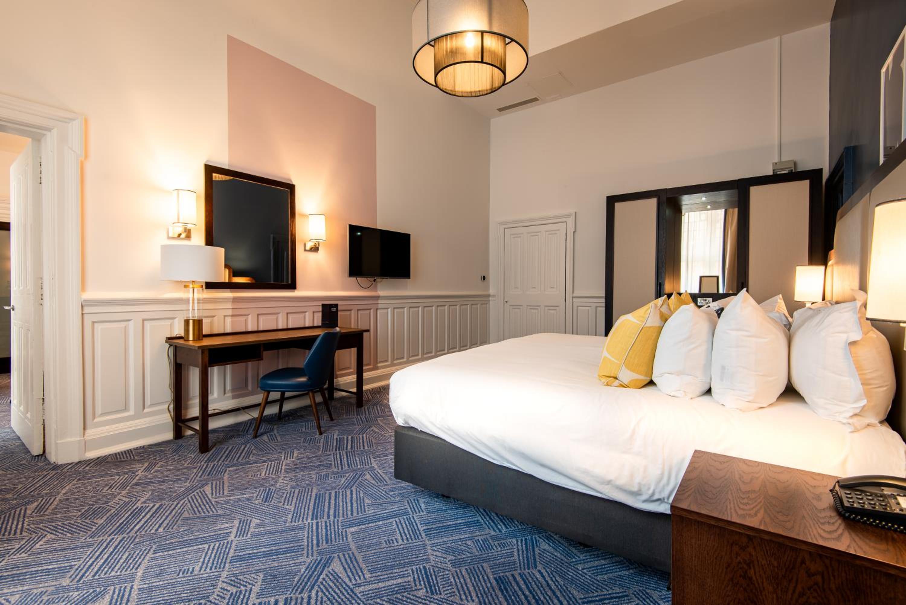One-Bedroom King Suite - Photo 2