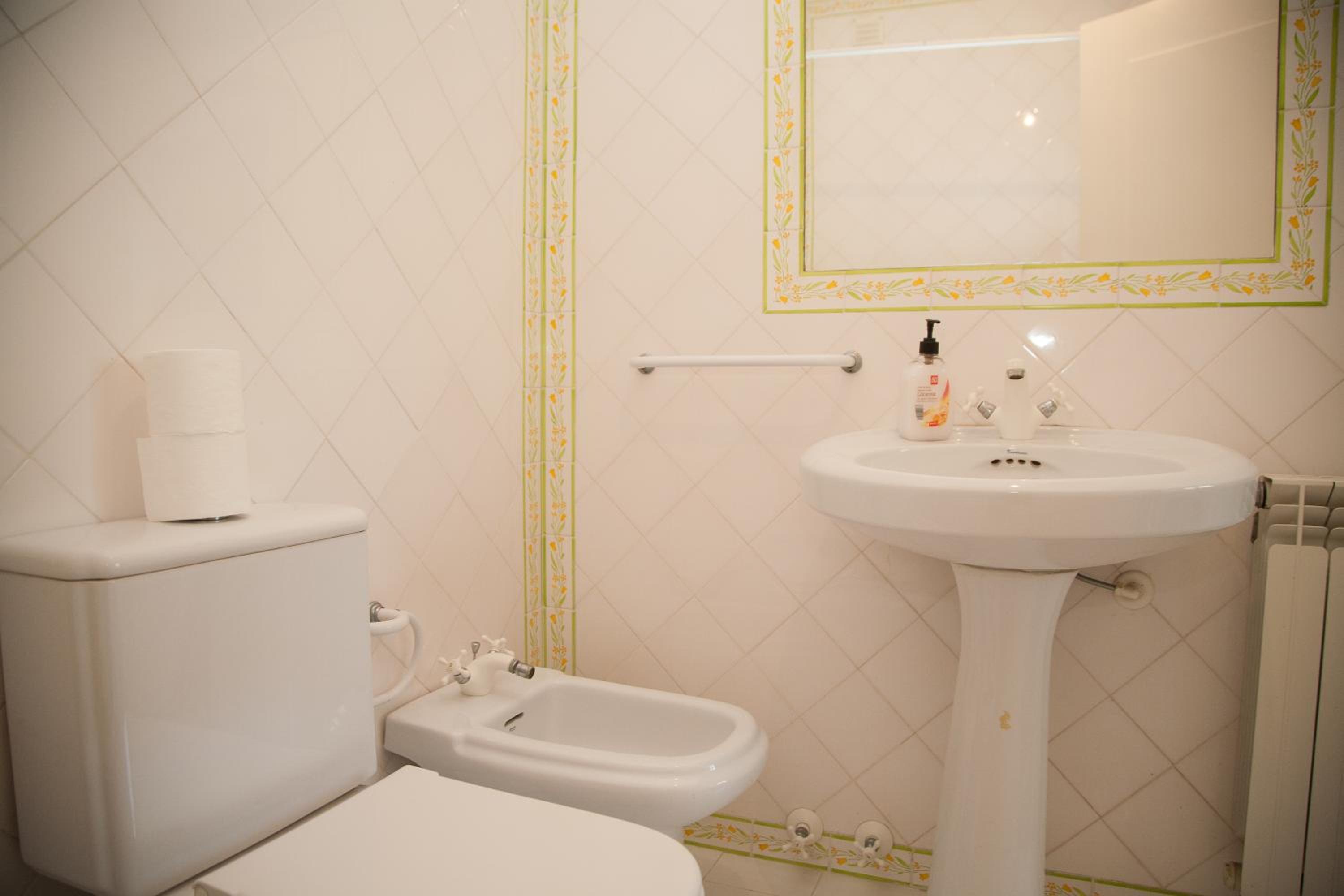 Standard Twin Room with Shared Bathroom photo 2