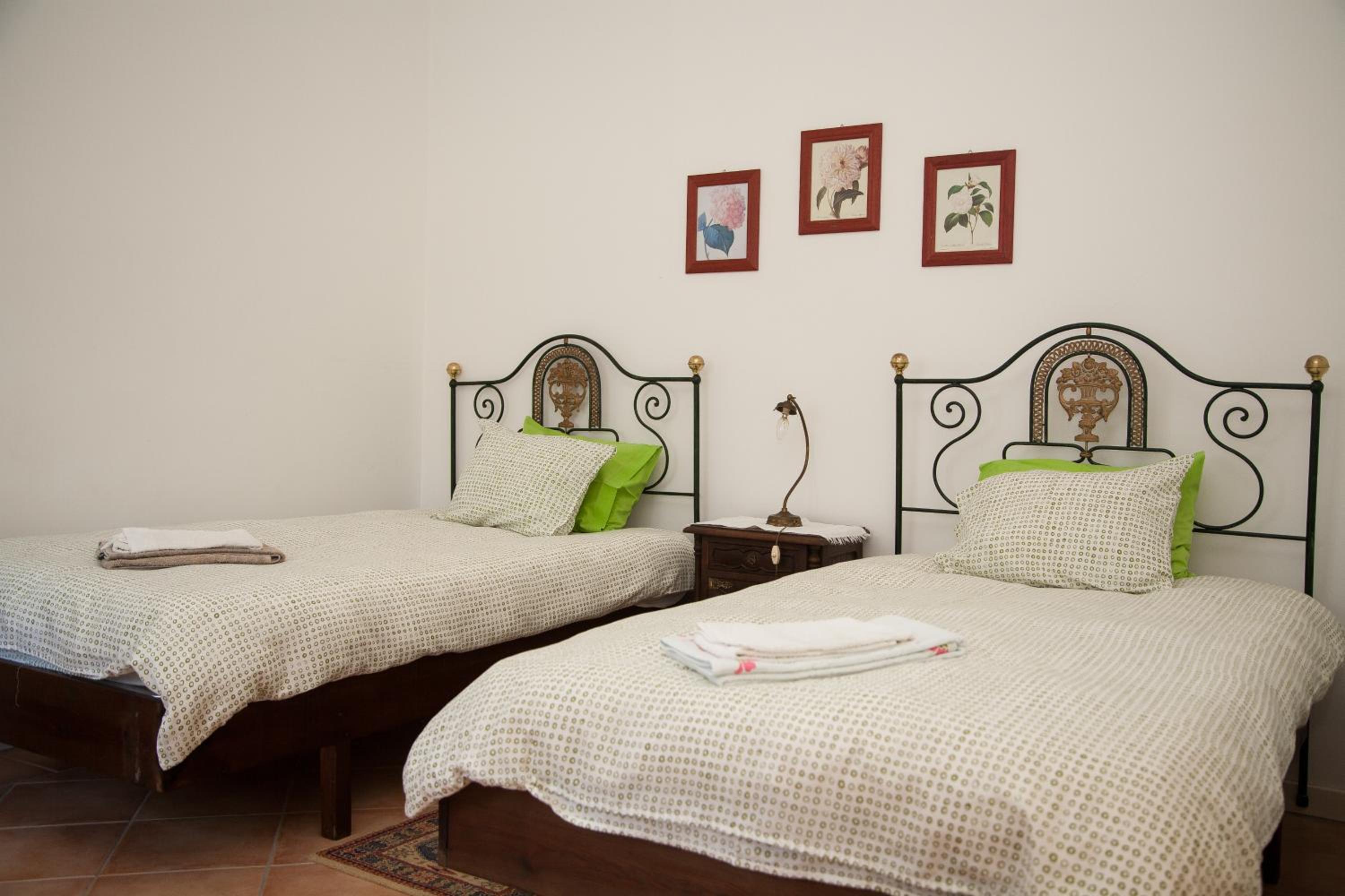 Standard Twin Room with Shared Bathroom photo 3