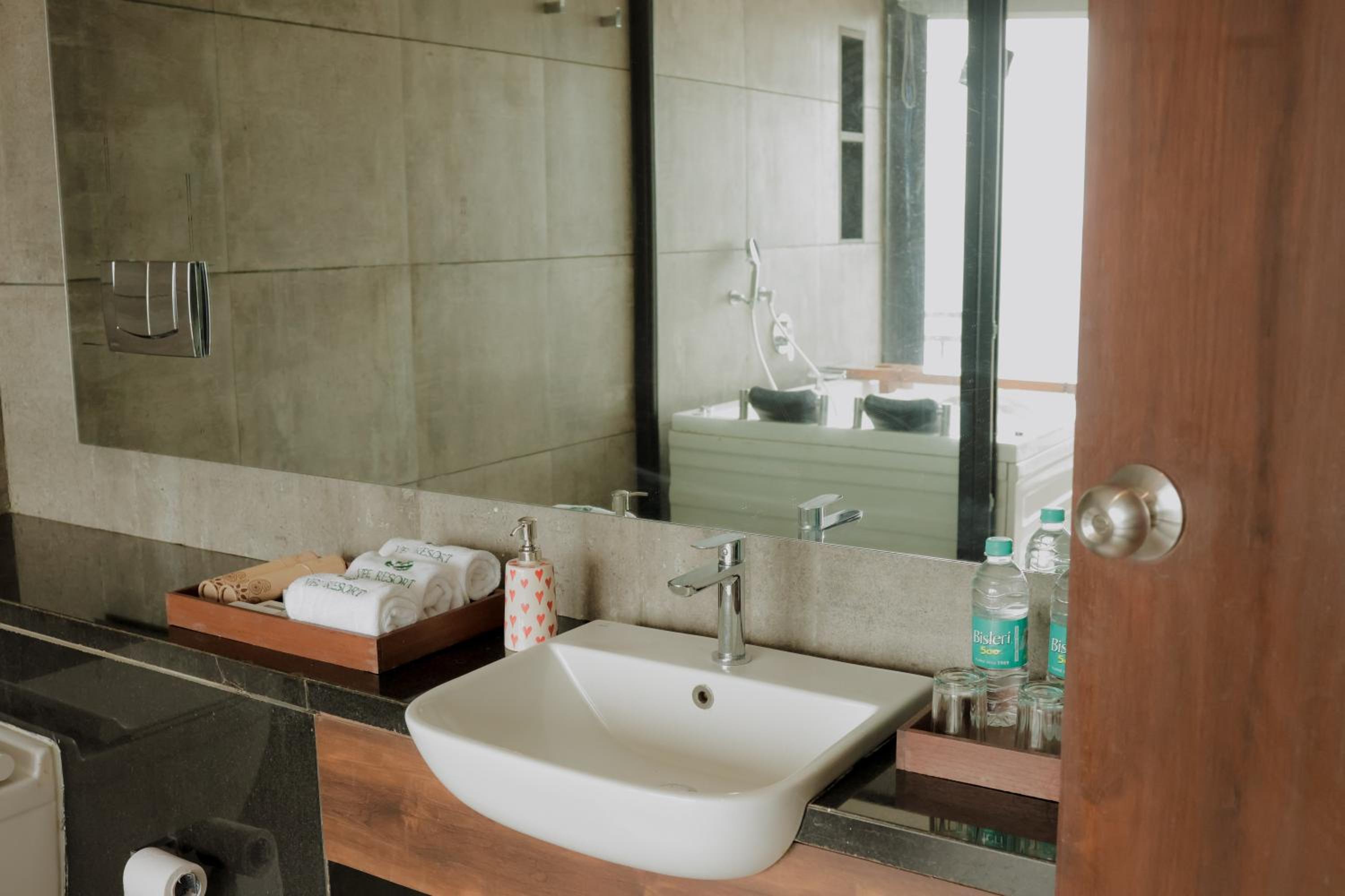 Suite with Private Pool - Photo 7