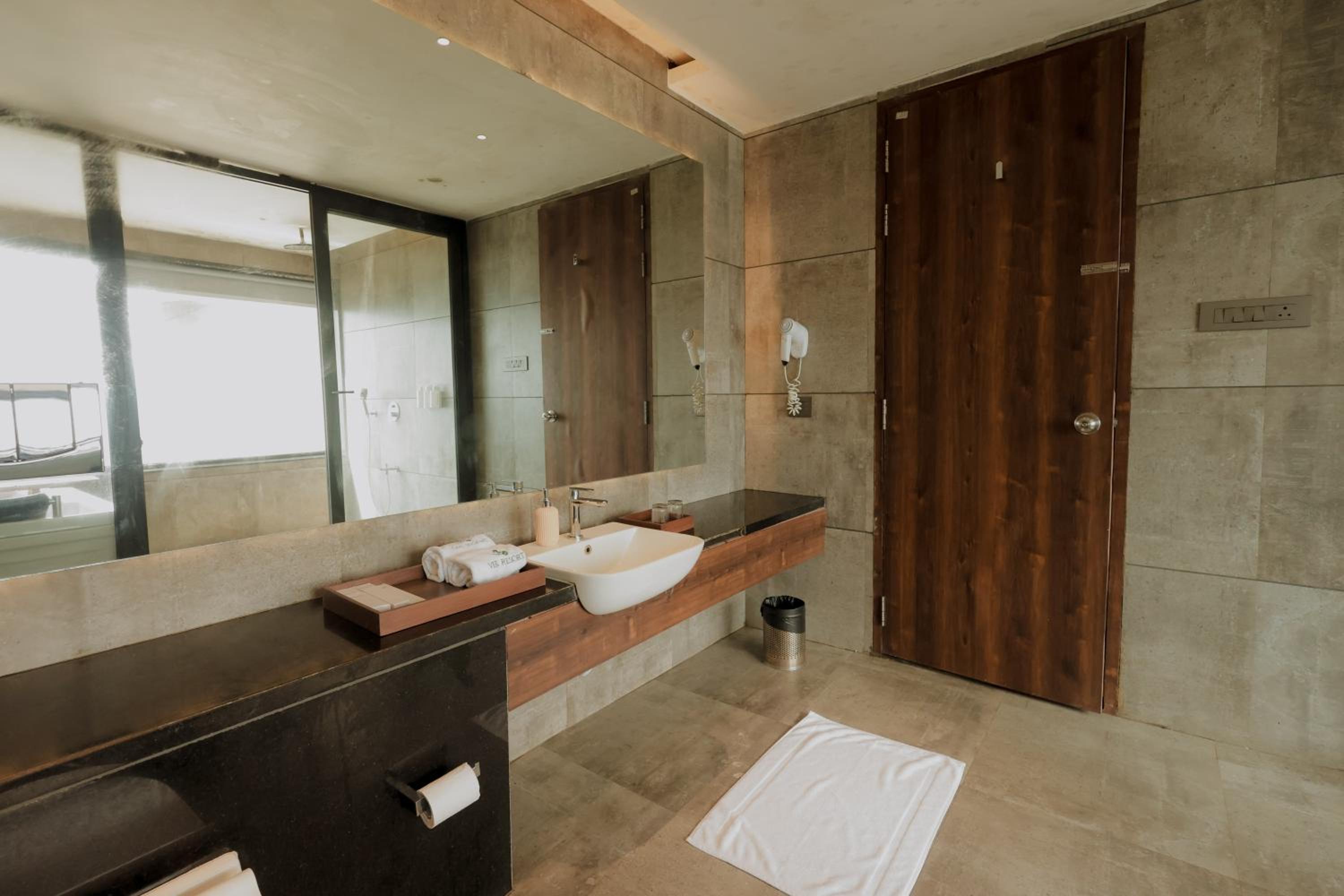 Suite with Private Pool - Photo 8