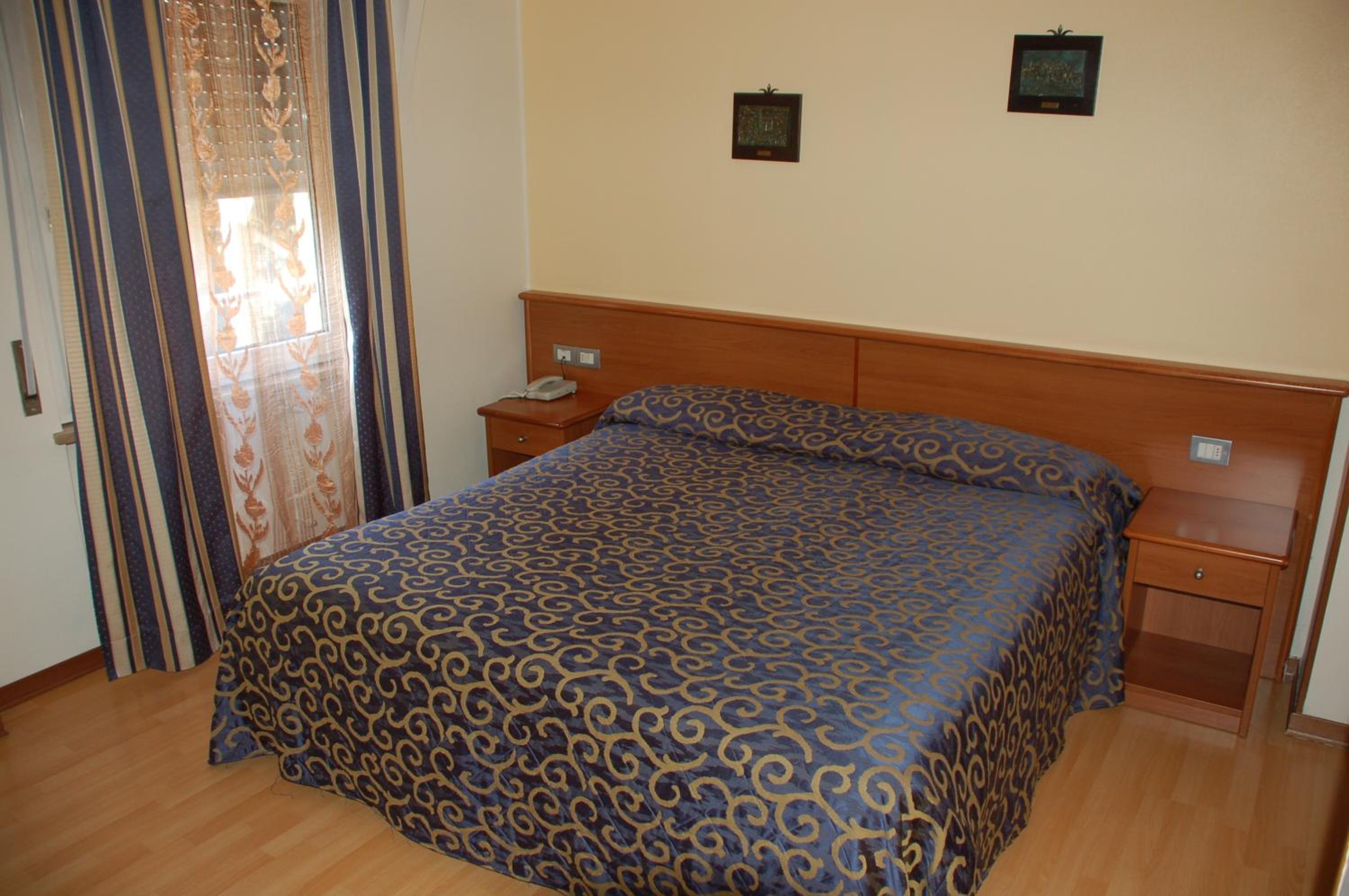 Small Double Room with French Bed photo 3