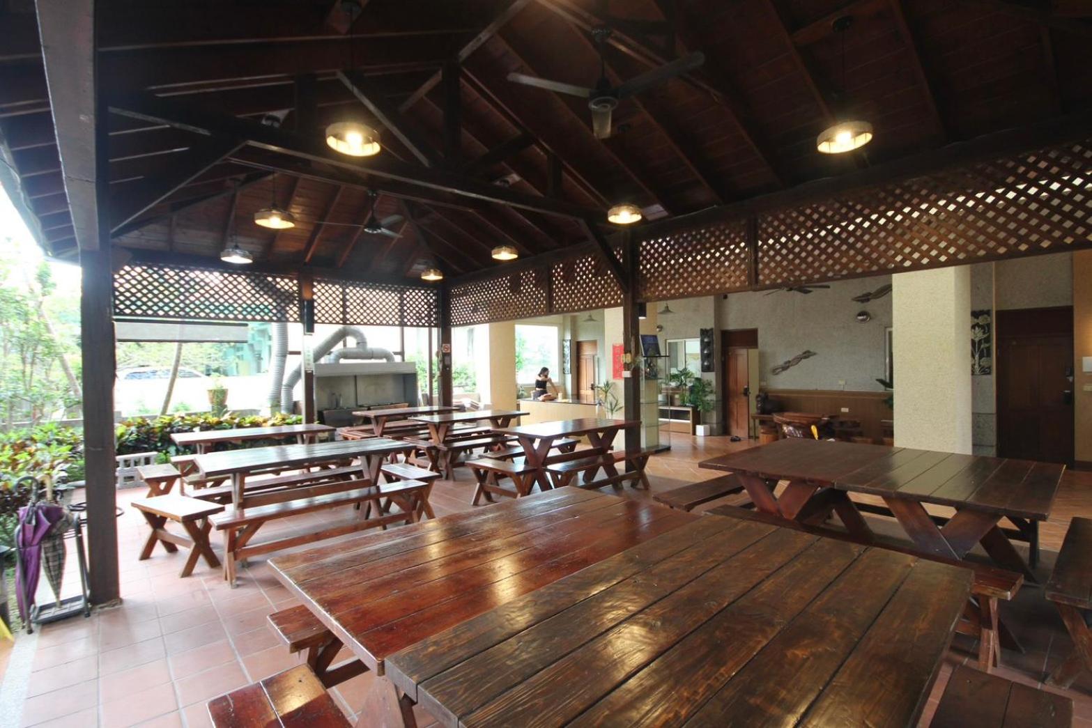 Six-Bedroom House photo 3