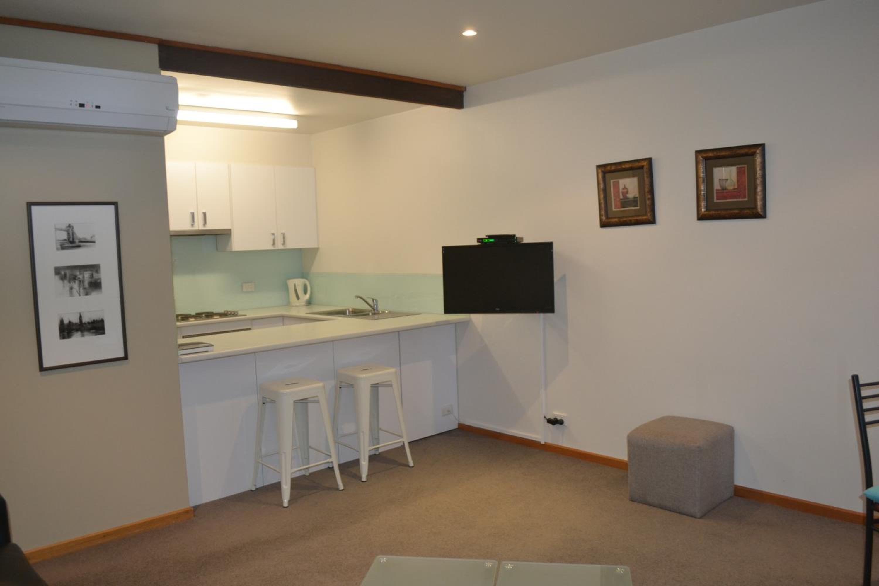 Apartment with Balcony - Photo 8