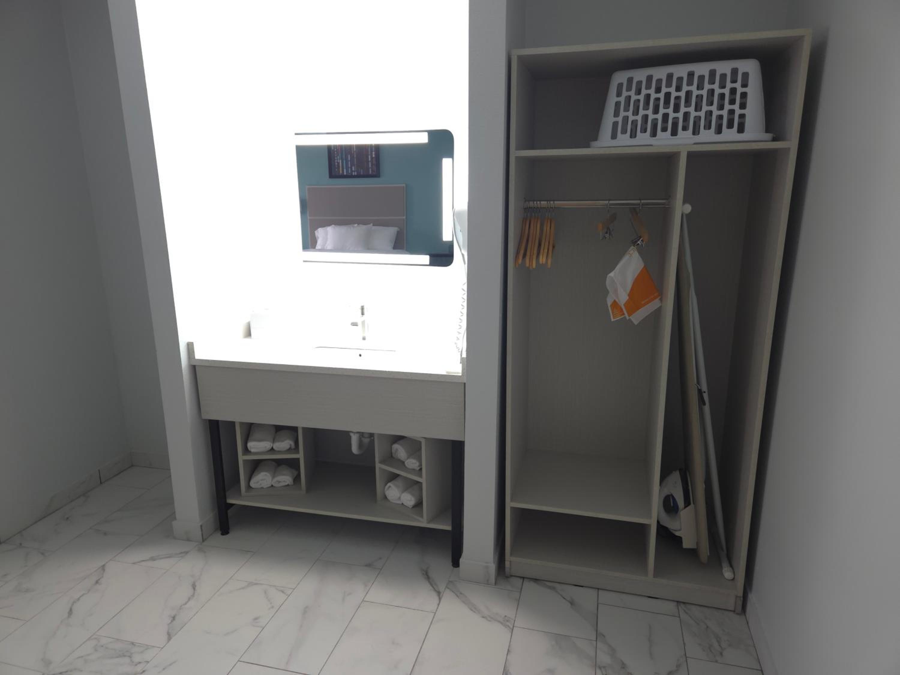 Efficiency King Suite - Non-Smoking - Photo 5