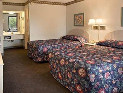 Queen Room with Two Queen Beds - Non-Smoking - Photo 1