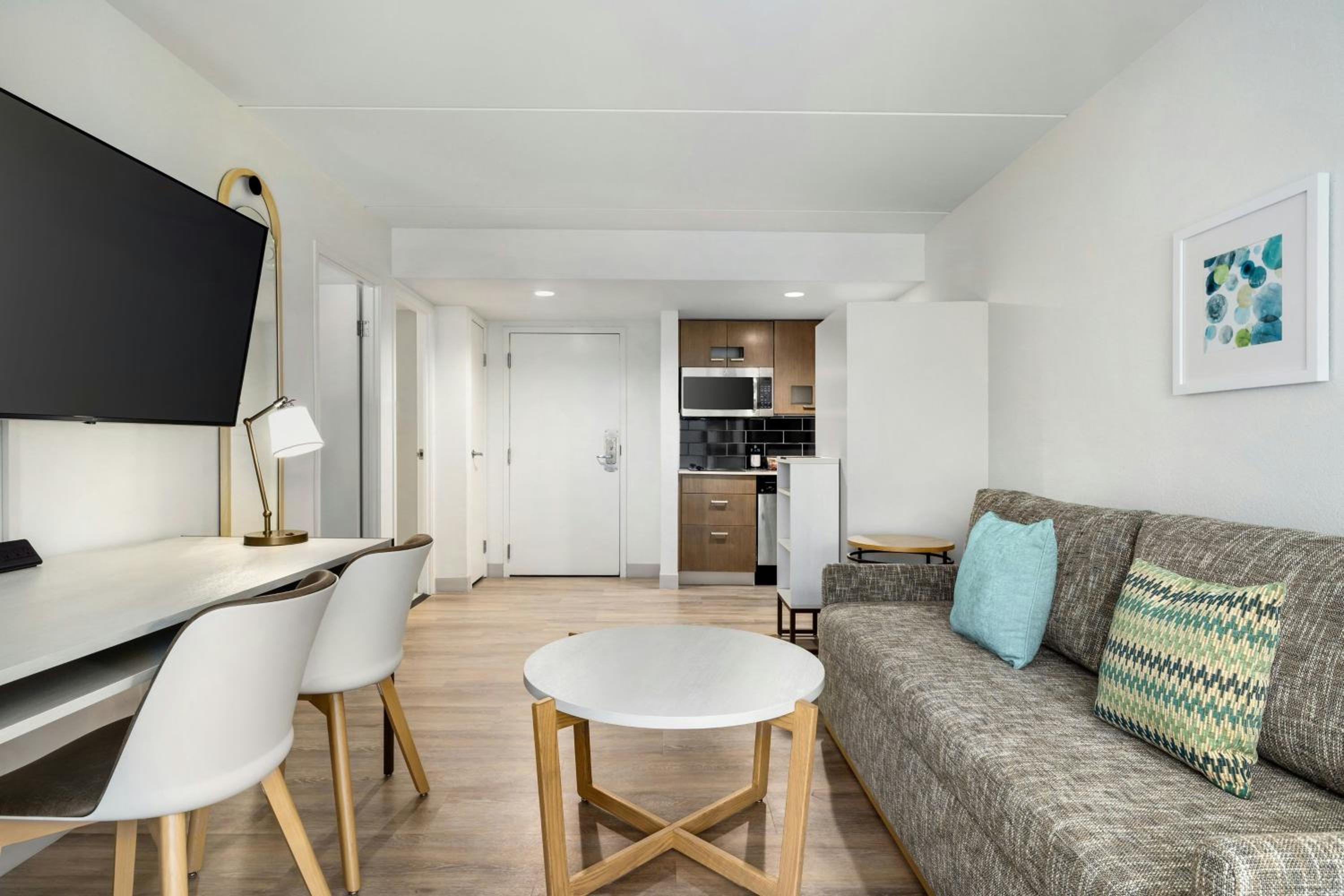 One-Bedroom Queen Suite with Two Queen Beds - Photo 2