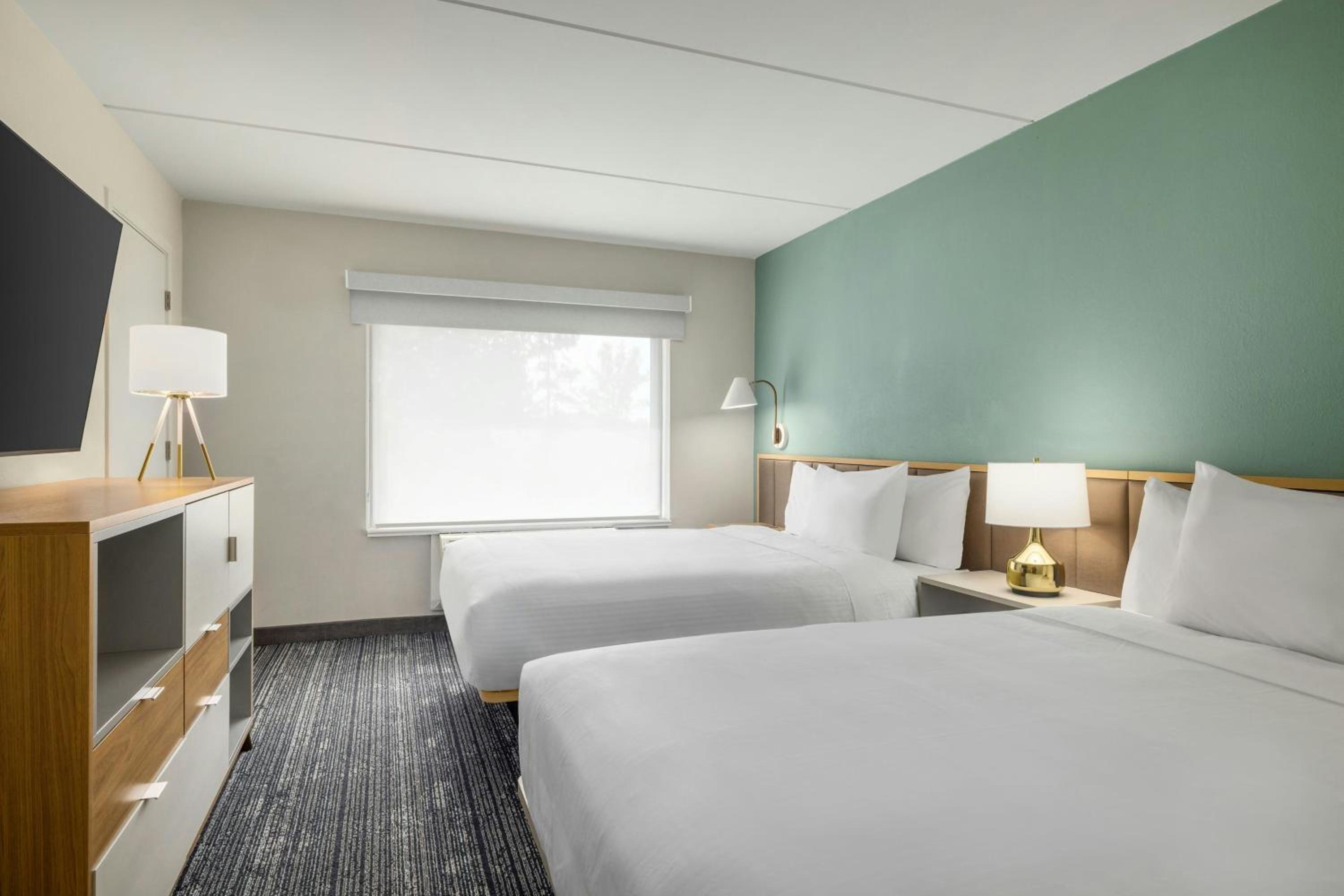 One-Bedroom Queen Suite with Two Queen Beds - Photo 3