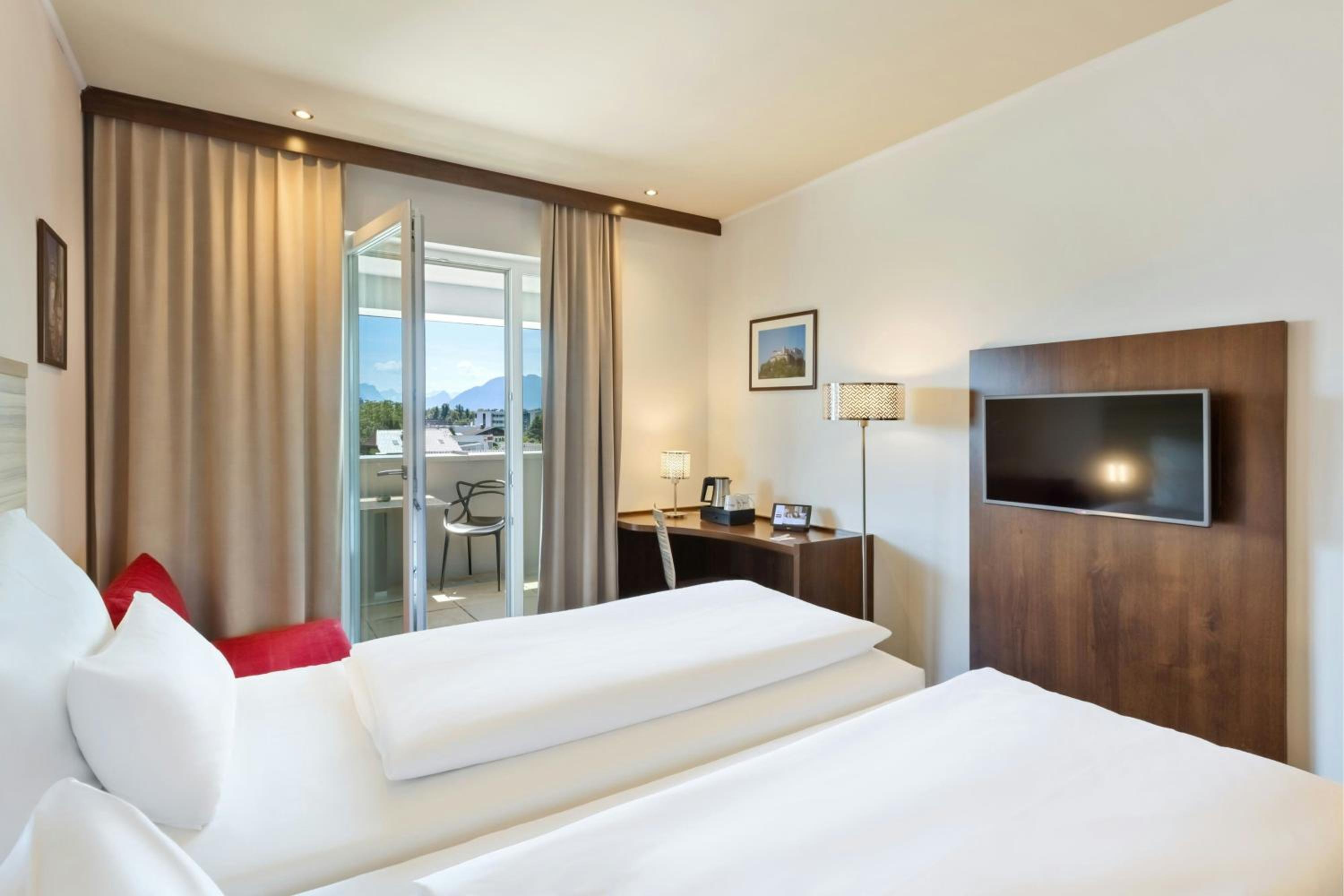 Standard Twin Room with Balcony - Photo 1