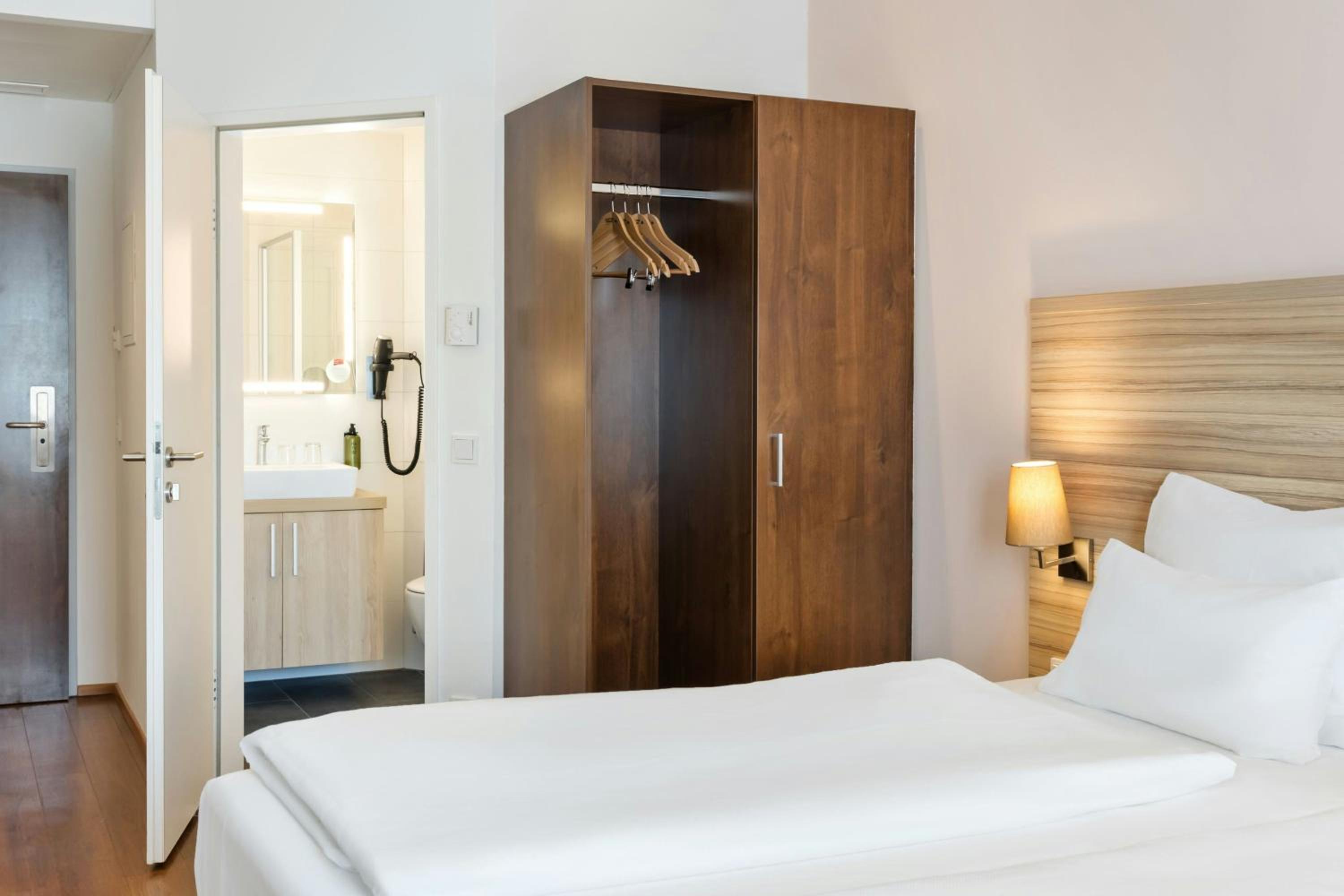 Standard Twin Room with Two Twin Beds - Photo 2