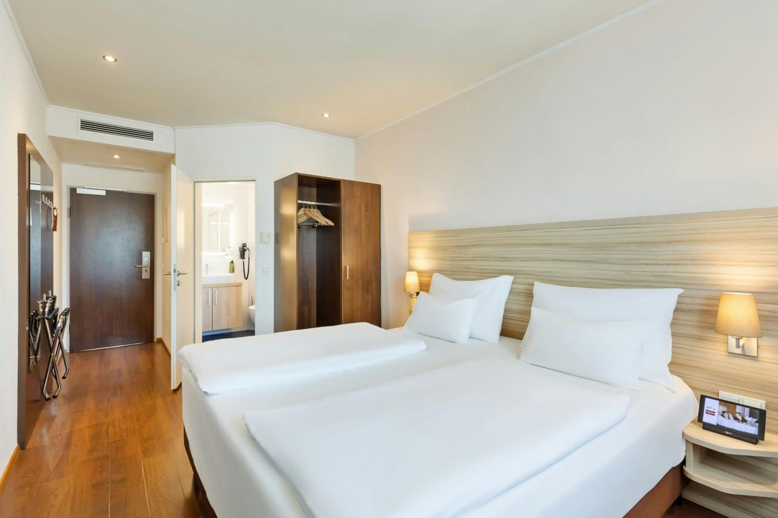 Standard King Room - Photo 1