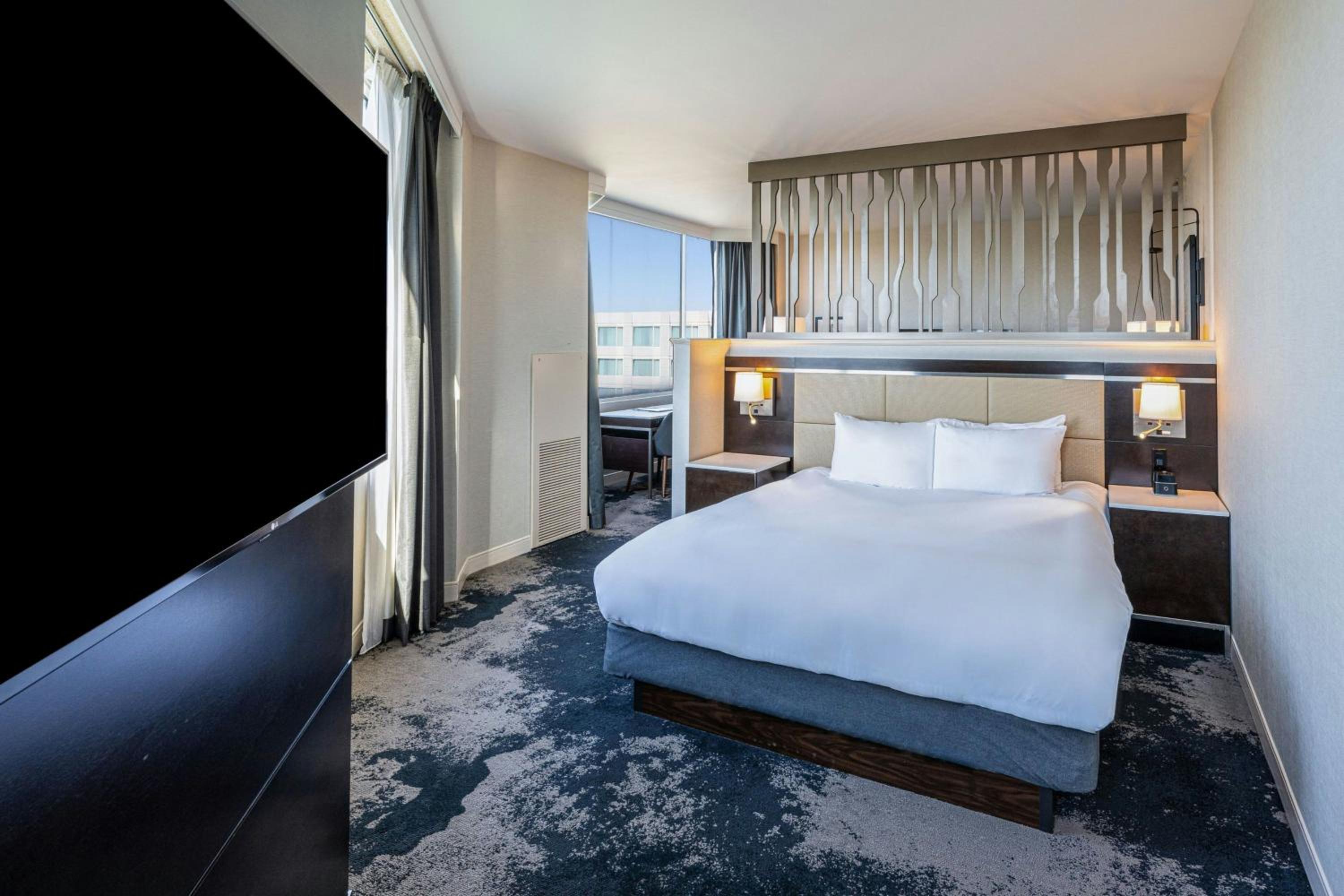 Junior King Suite with Sofa Bed - Photo 3