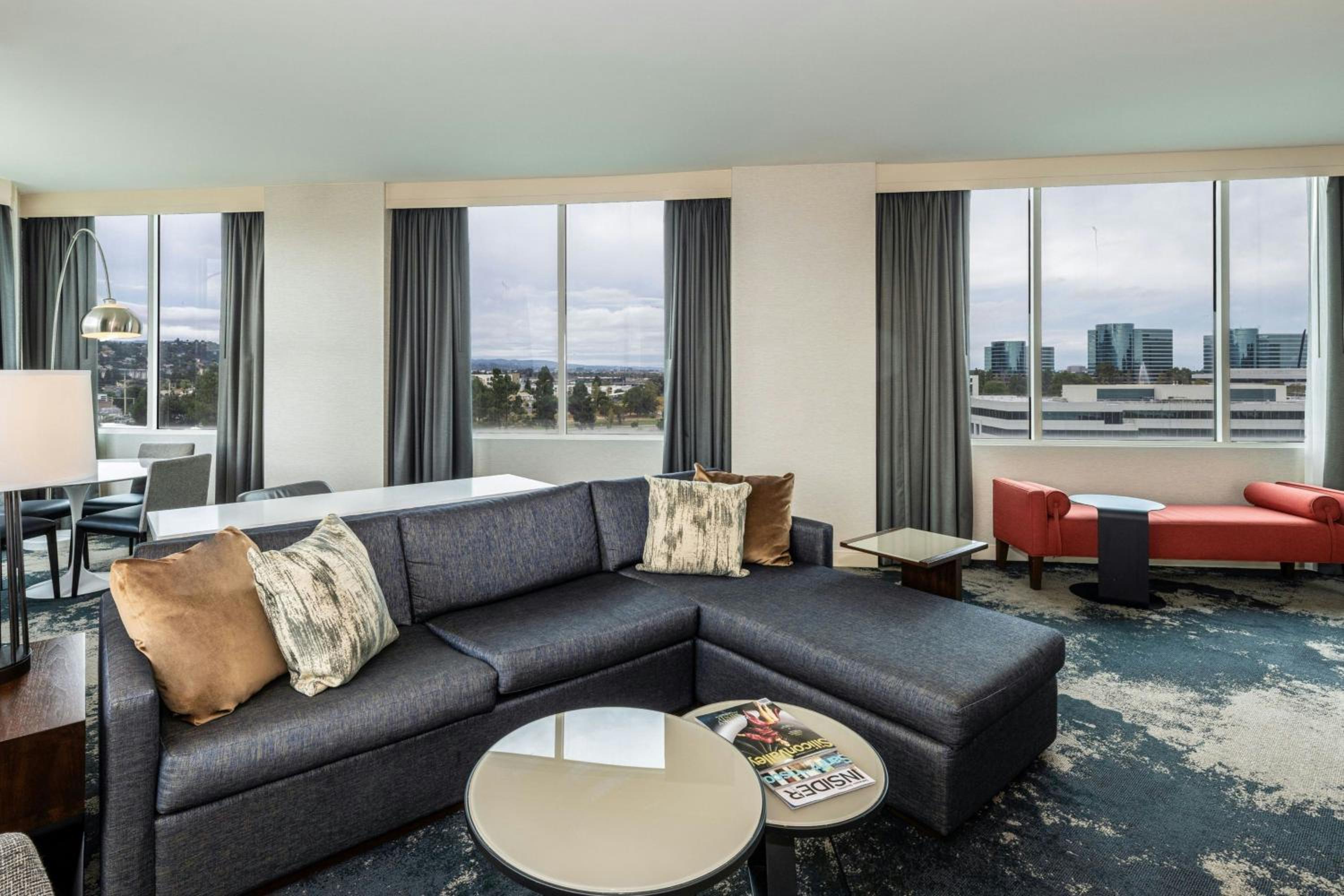 One-Bedroom King Suite with Sofa Bed  - Photo 2