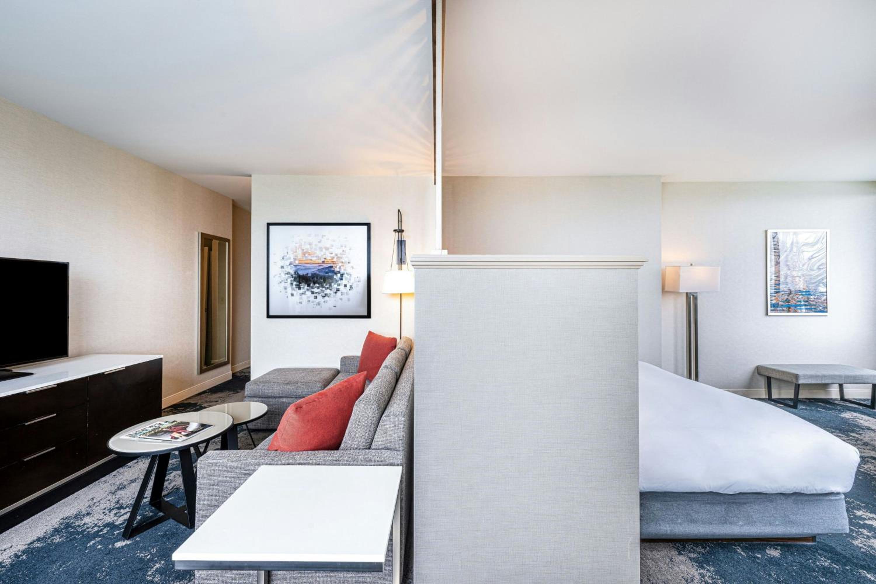 Junior King Suite with Sofa Bed - Photo 4