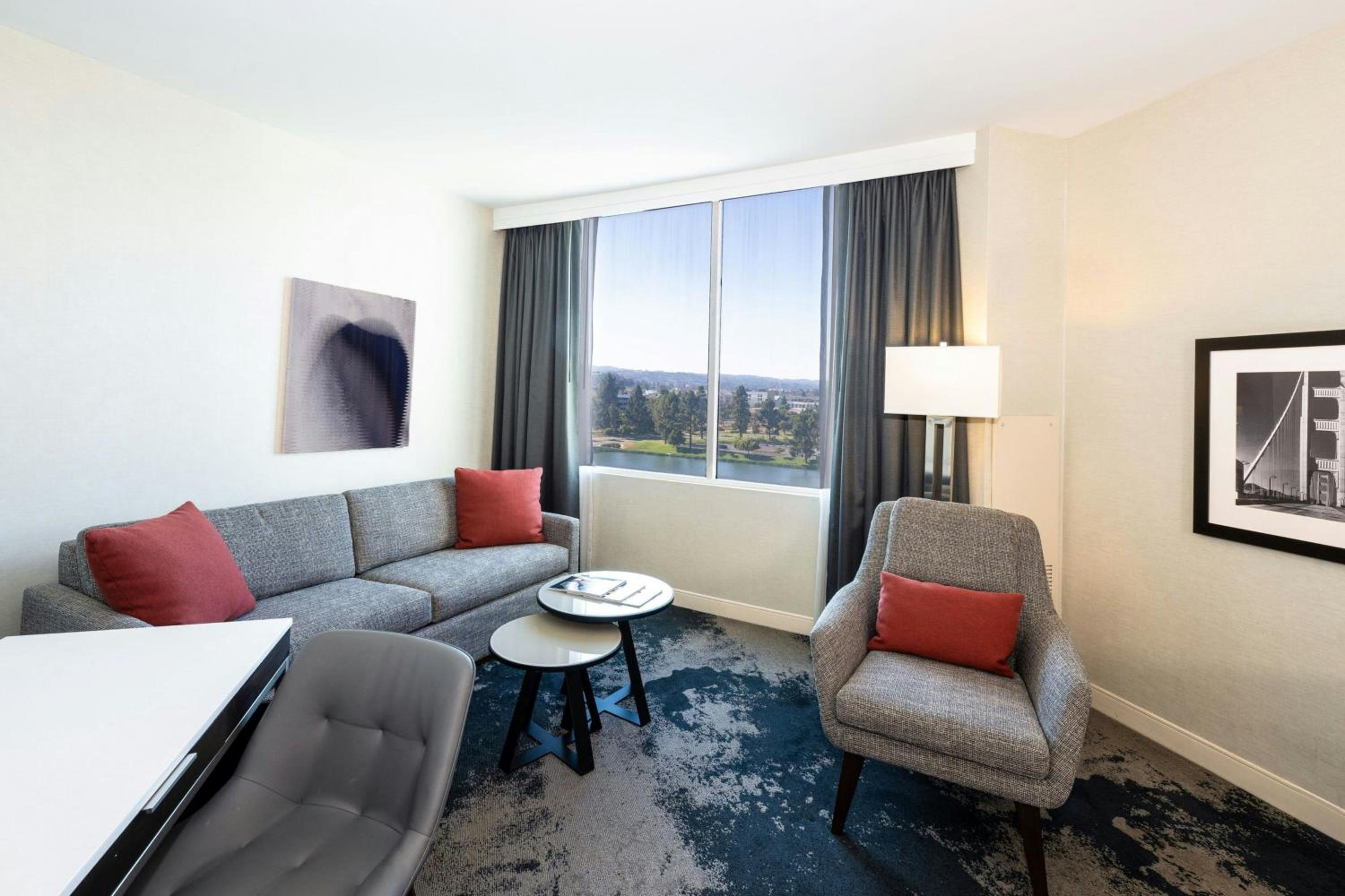 Junior King Suite with Sofa Bed - Photo 7