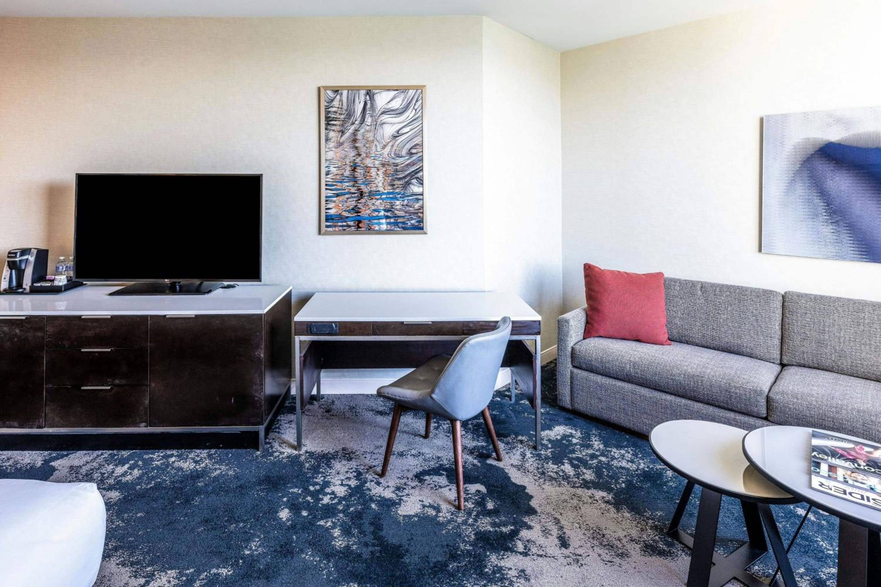 Junior King Suite with Sofa Bed - Photo 6