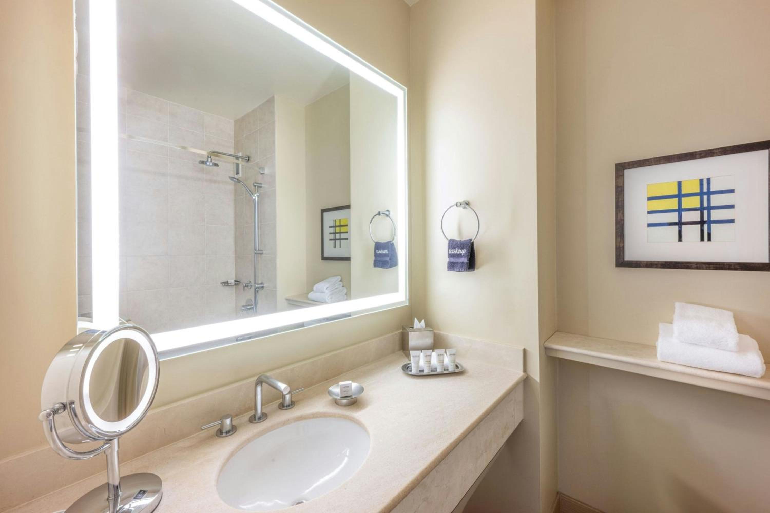 Standard King Room - Photo 8