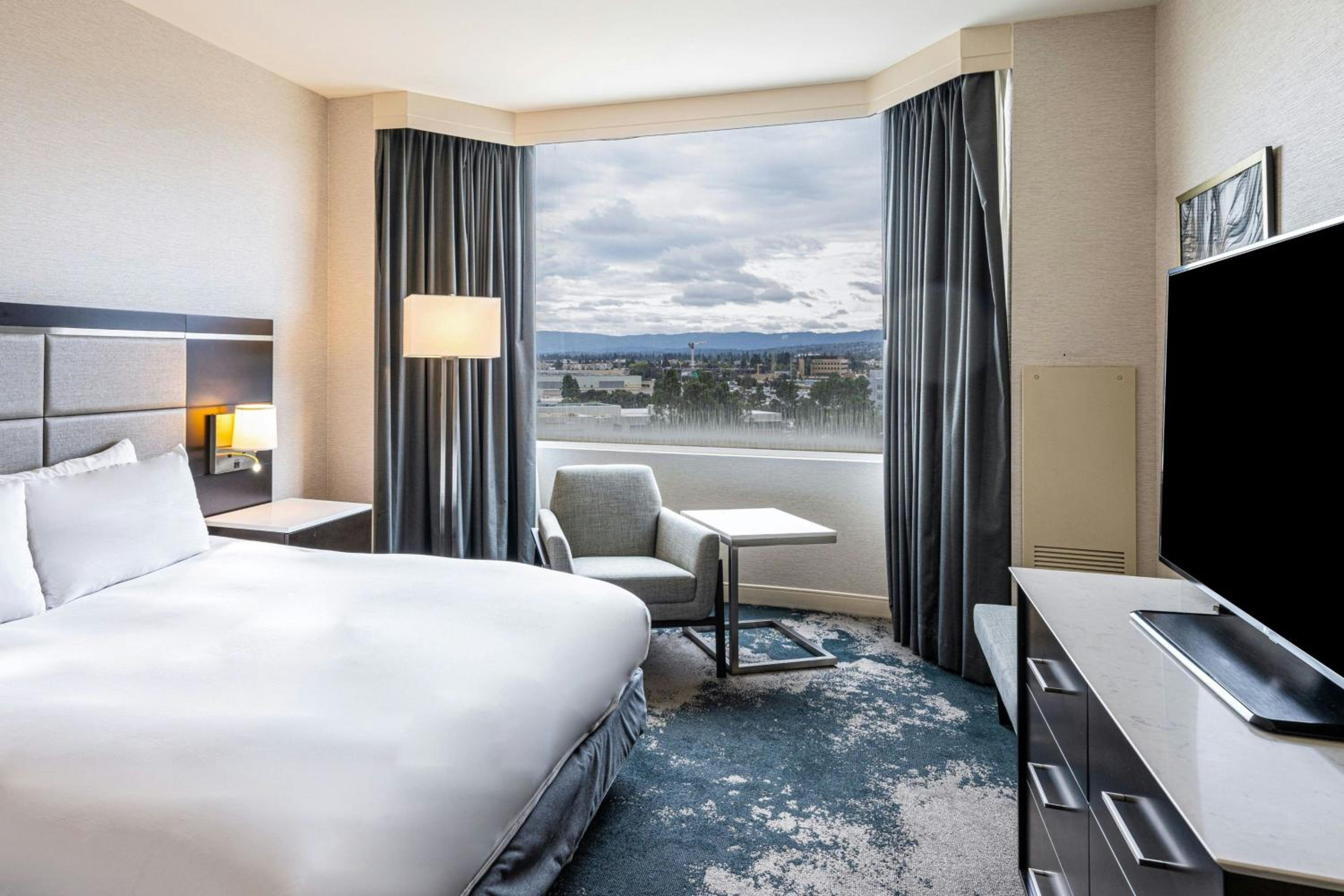 Standard King Room - Photo 5