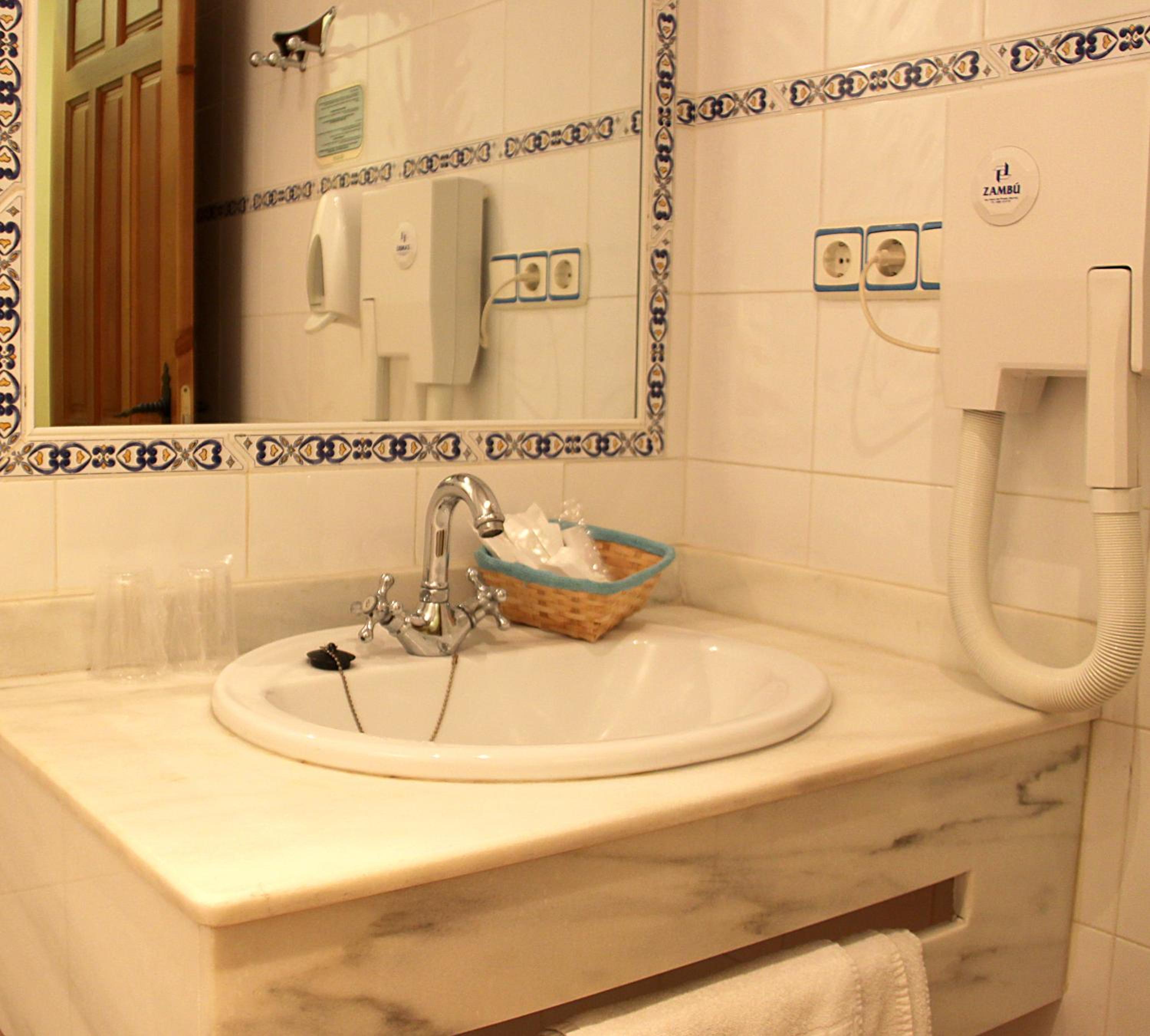 Twin Room - Photo 3