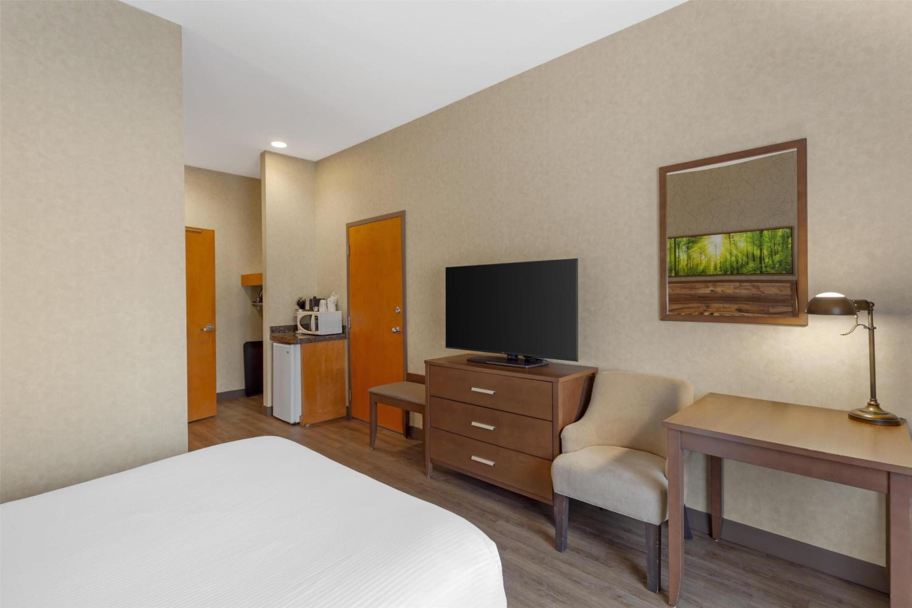 Queen Room with Roll-In Shower - Disability Access photo 3