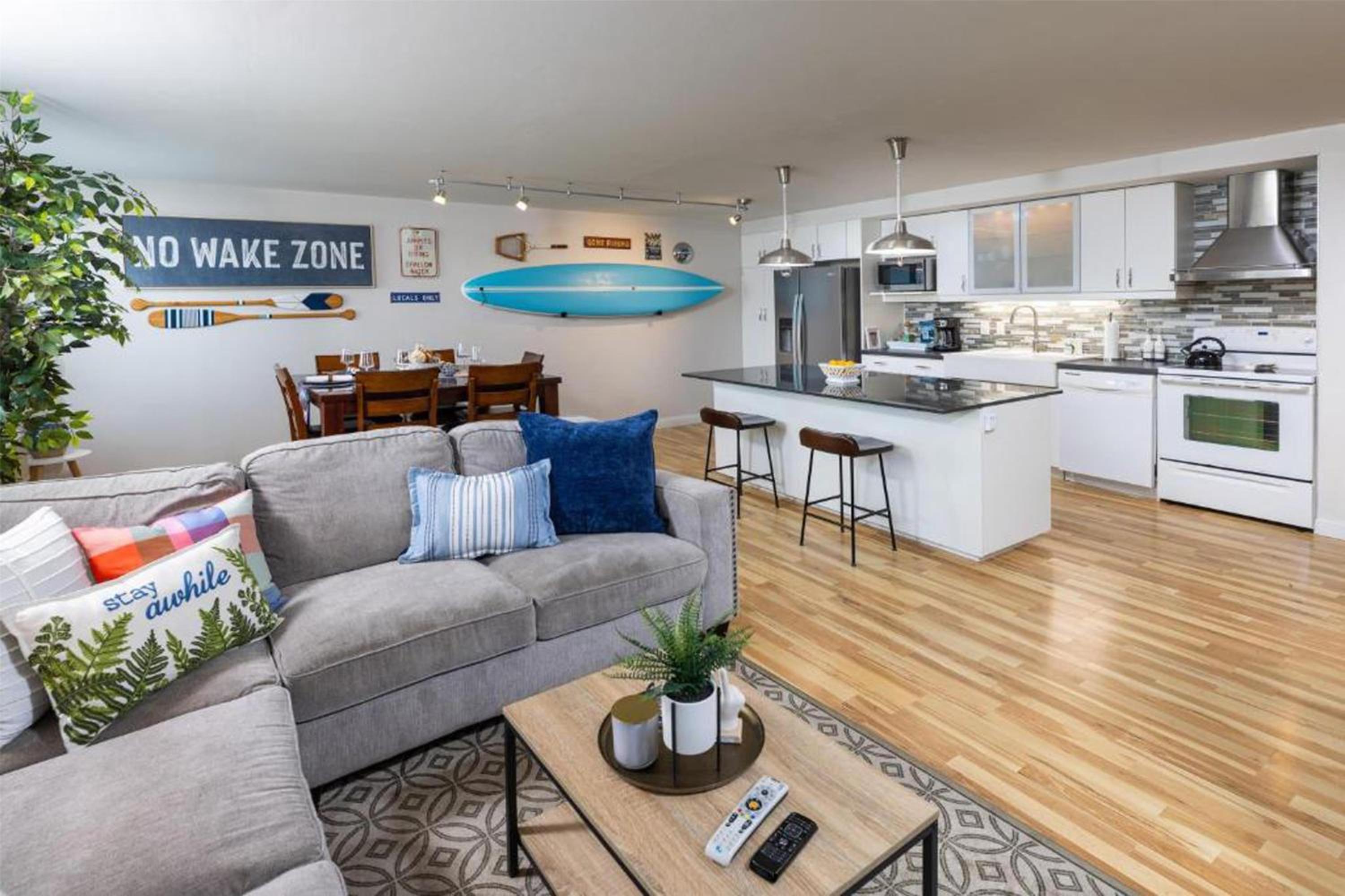 One-Bedroom King Apartment with Full Kitchen and Living Room - Non-Smoking photo 2