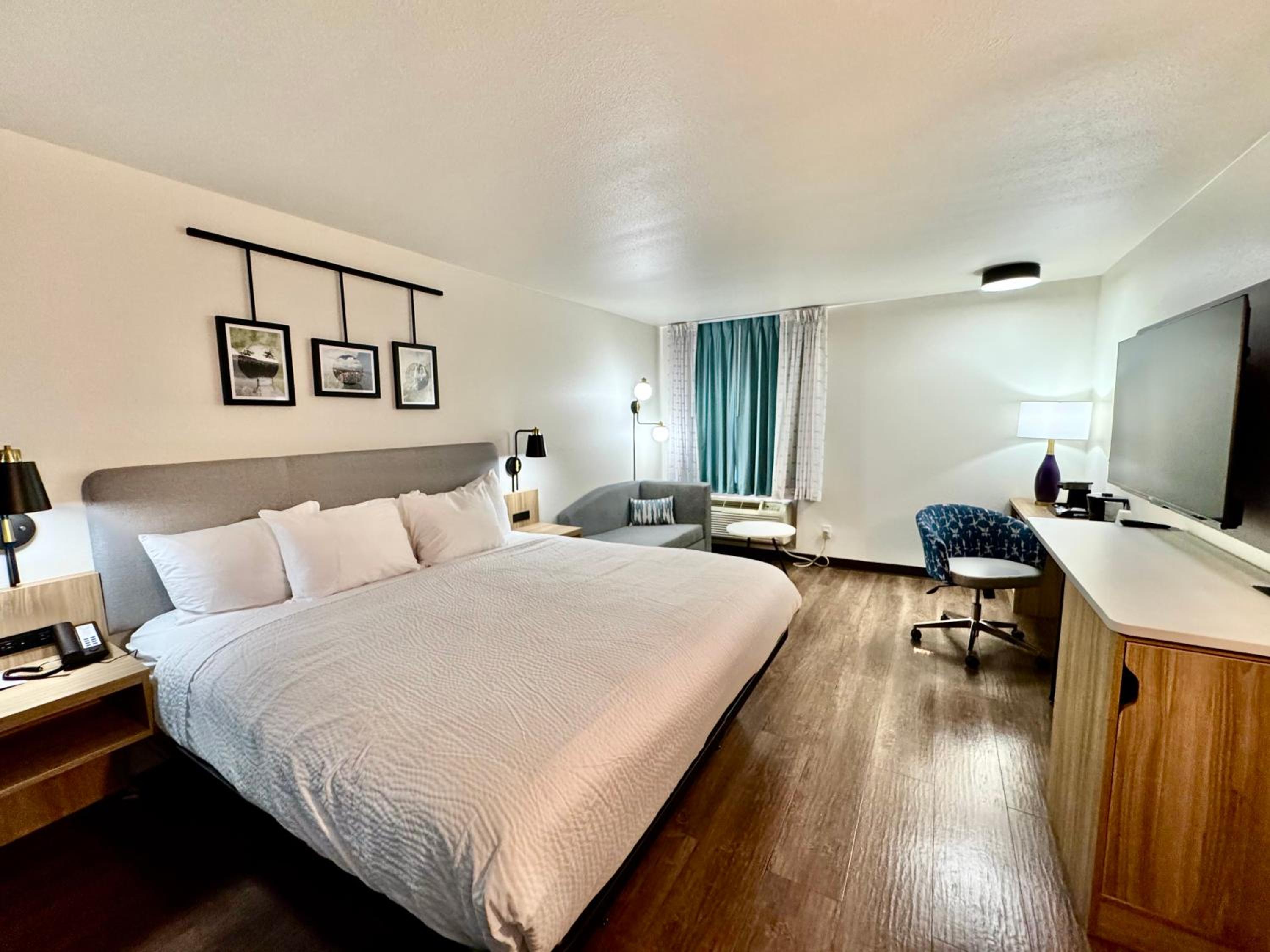 King Room with Tub - Disability Access/Non Smoking - Photo 3