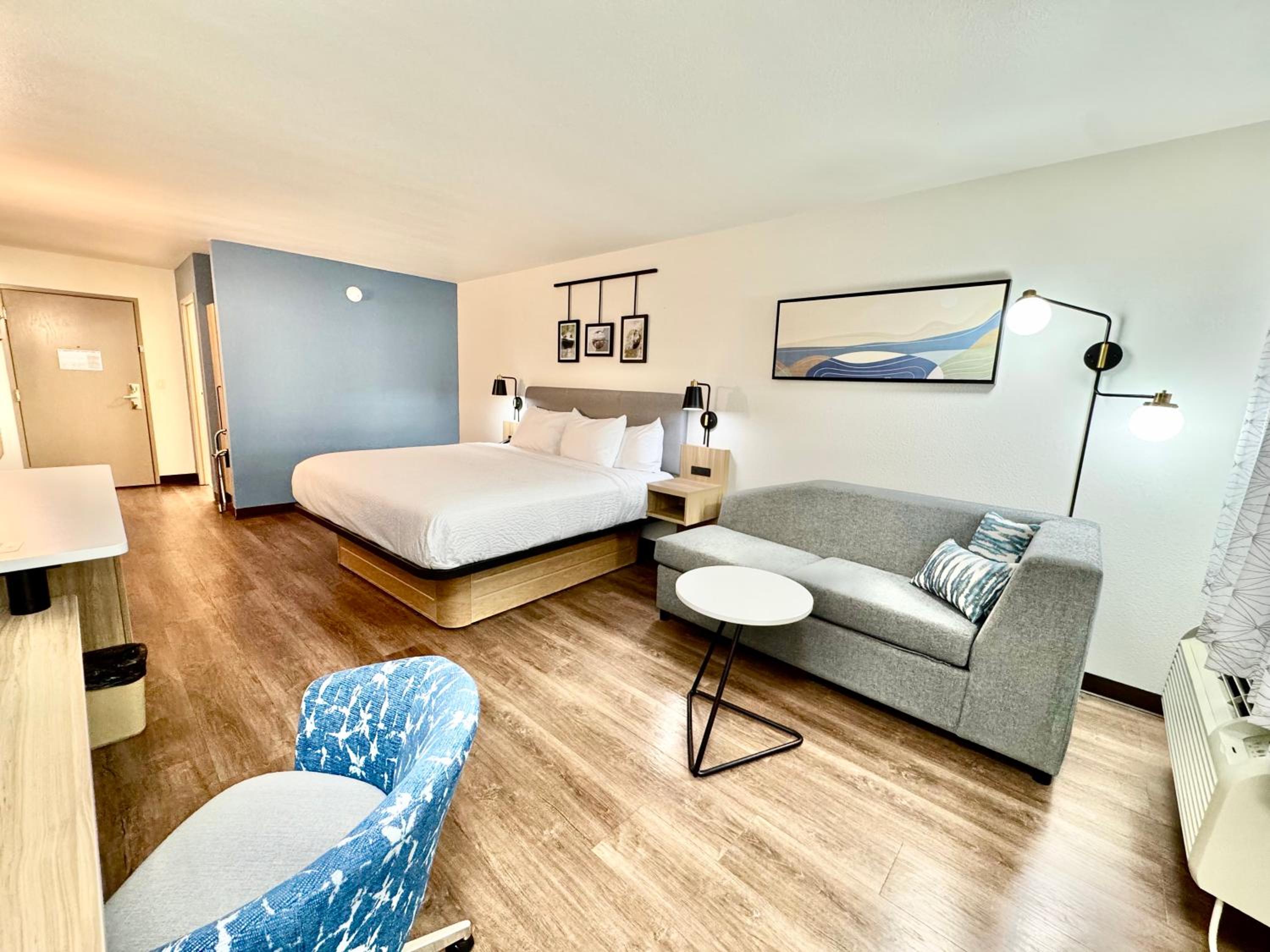 King Room with Sofabed - Non Smoking photo 3