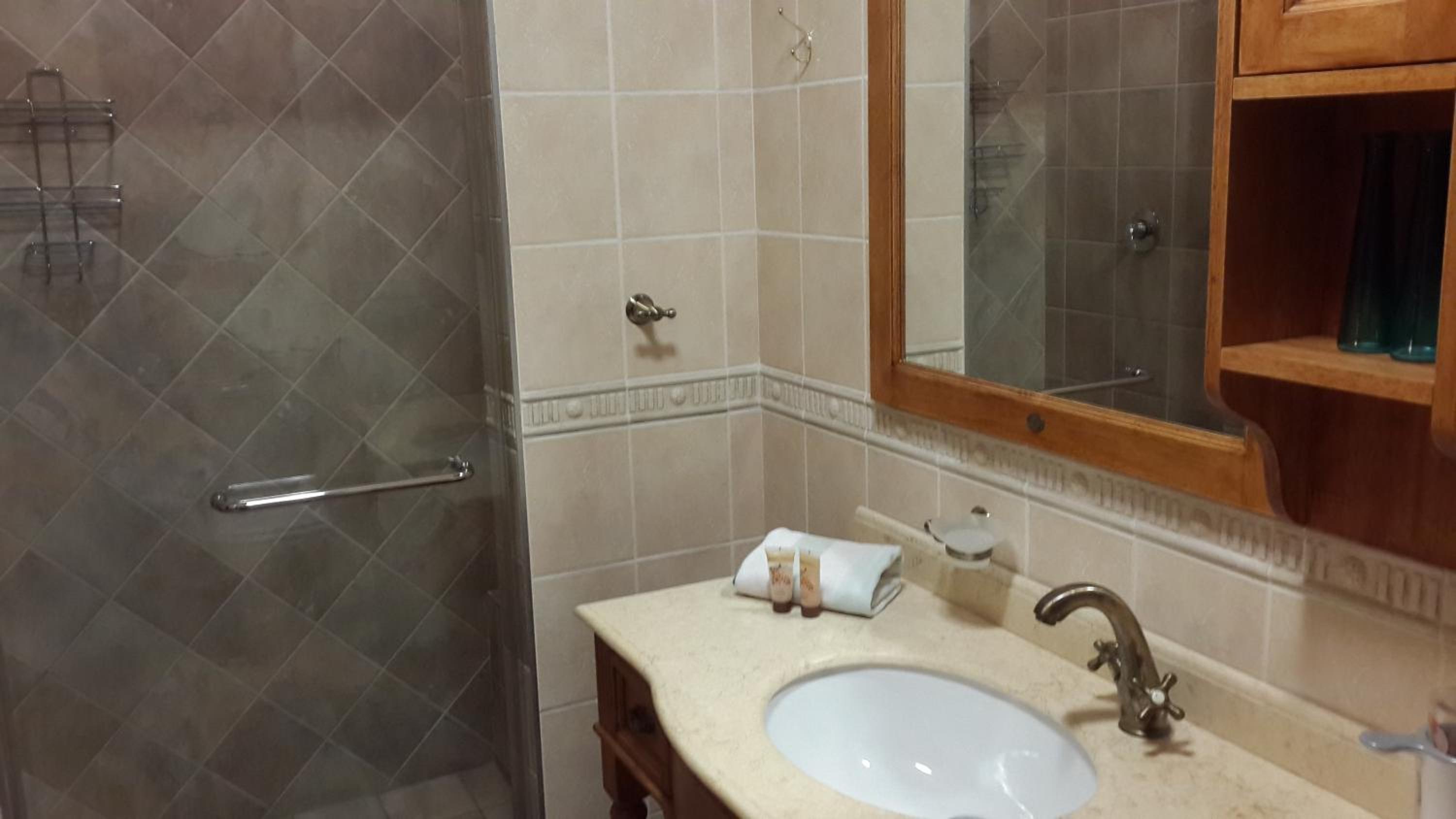 Queen Room - Disability Access - Photo 3