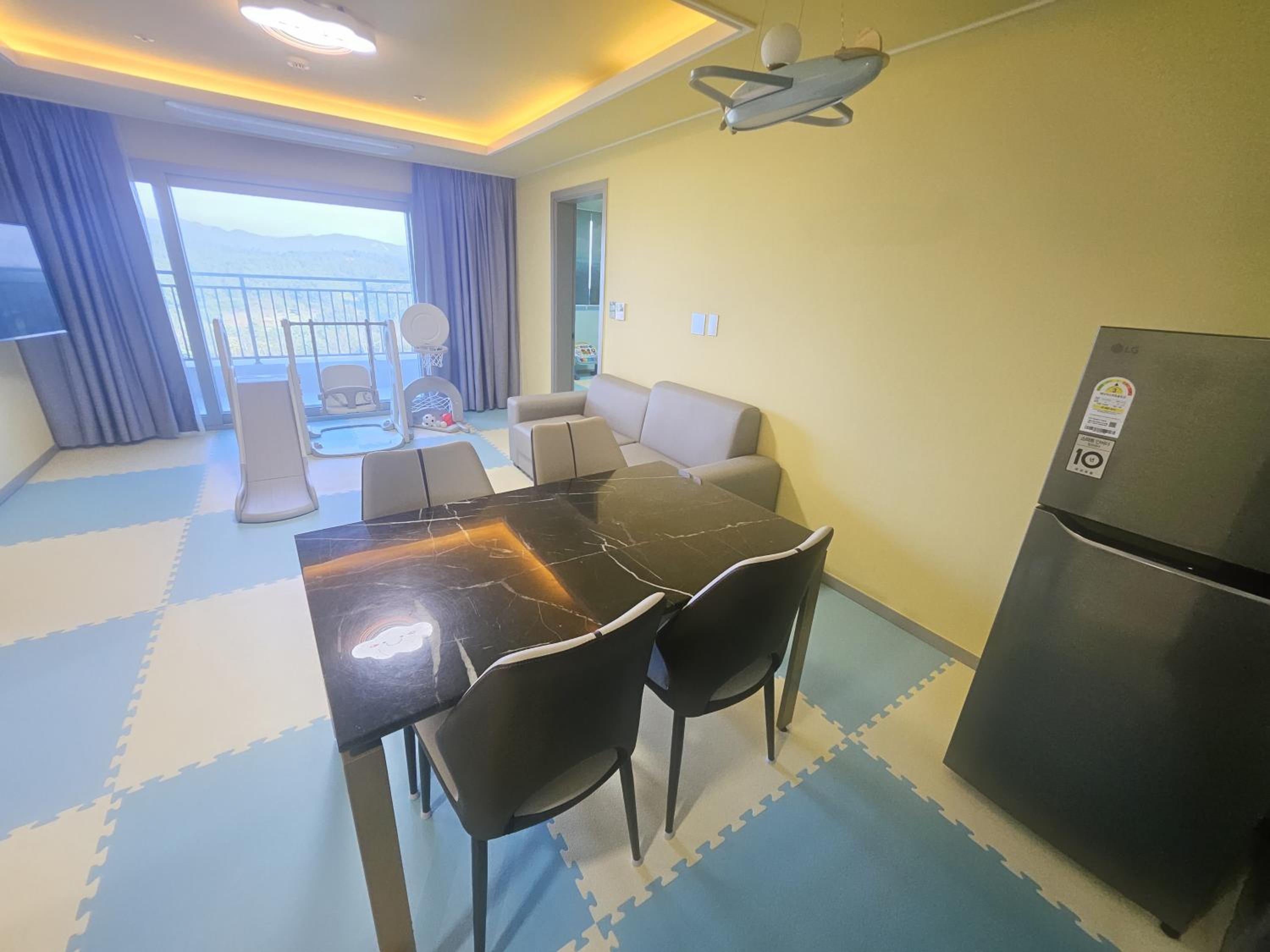 Standard Family Room - Photo 4