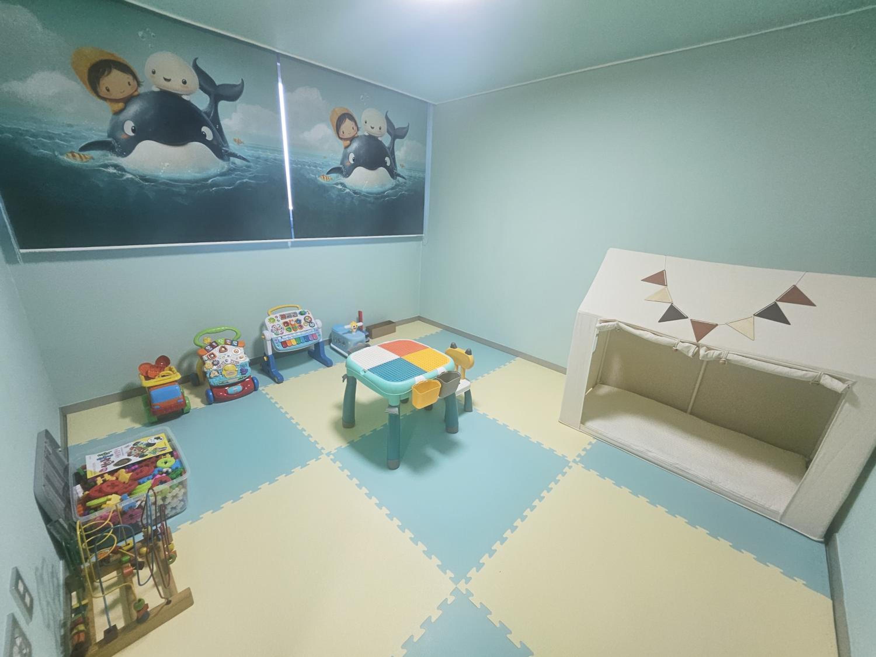 Standard Family Room - Photo 3