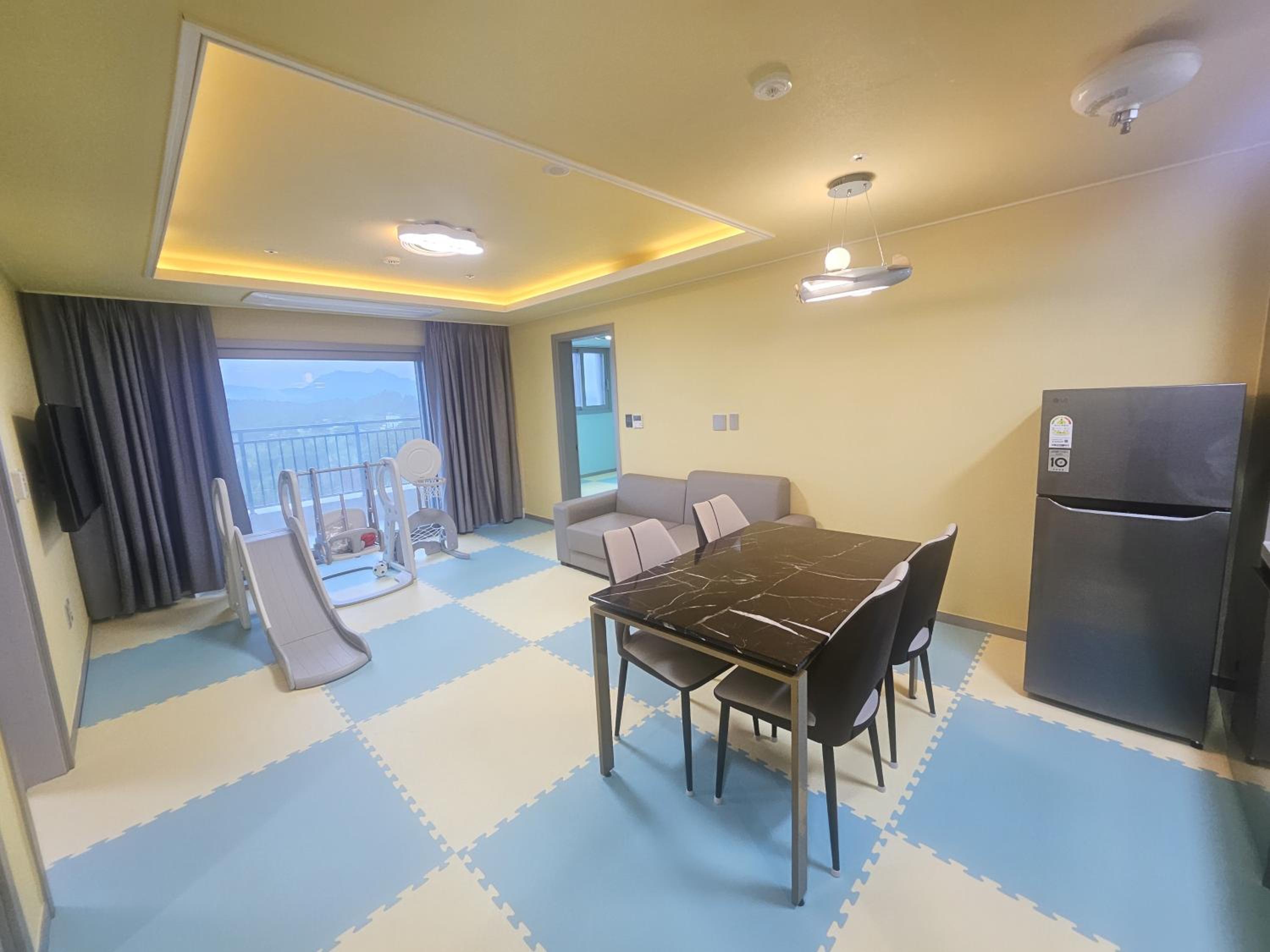 Standard Family Room - Photo 6